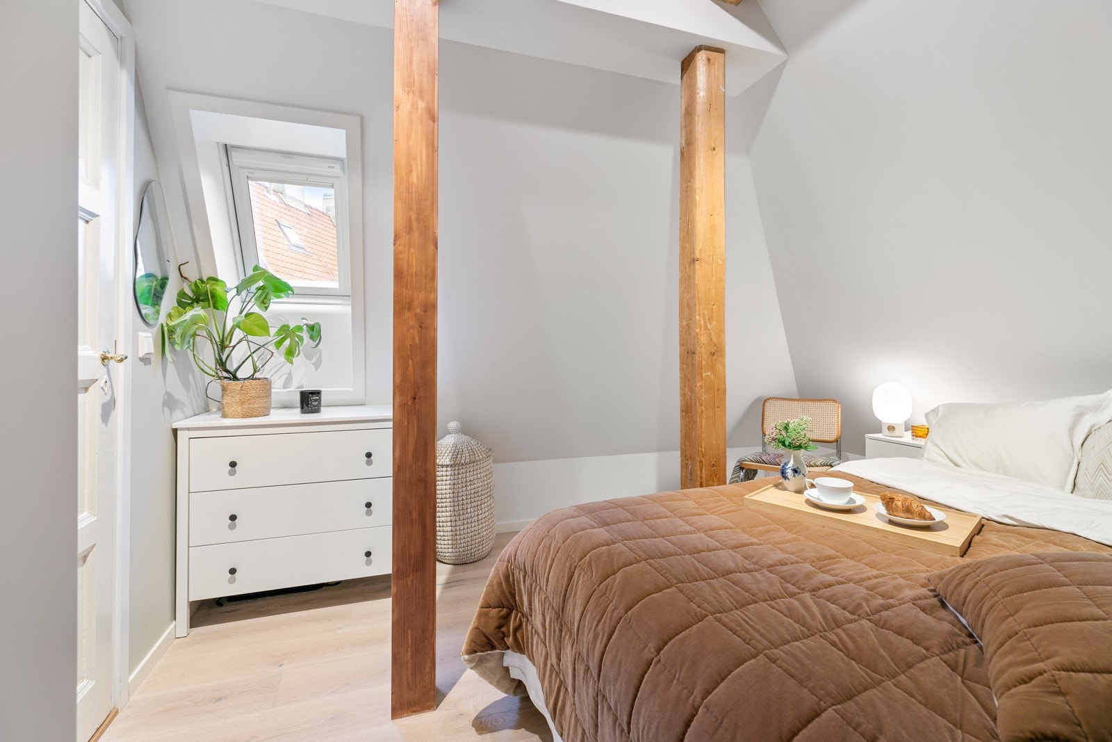 Soverom med synlige bjelker som sjarmerende ramme Galleribilde
