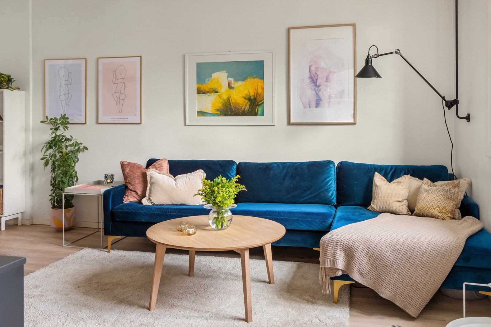 Stuen er av god størrelse og har blant annet plass til sofagruppe med tilhørende møblement, sittegruppe, hyller/skap til oppbevaring m.m Galleribilde