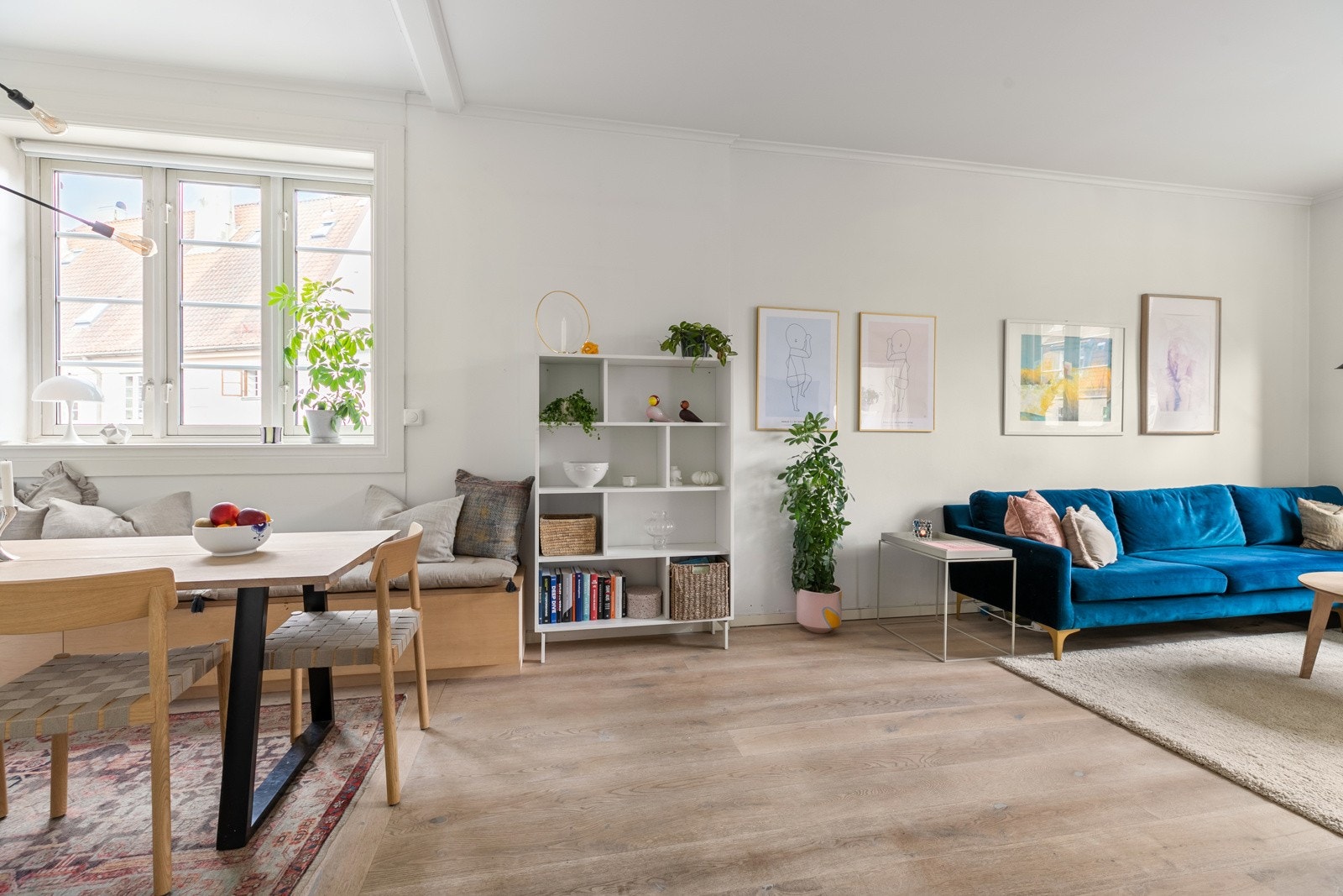 Lys inn fra flere sider skaper en god atmosfære i leiligheten. Mulighet for å dele spisestue og etablere et ekstra soverom Galleribilde