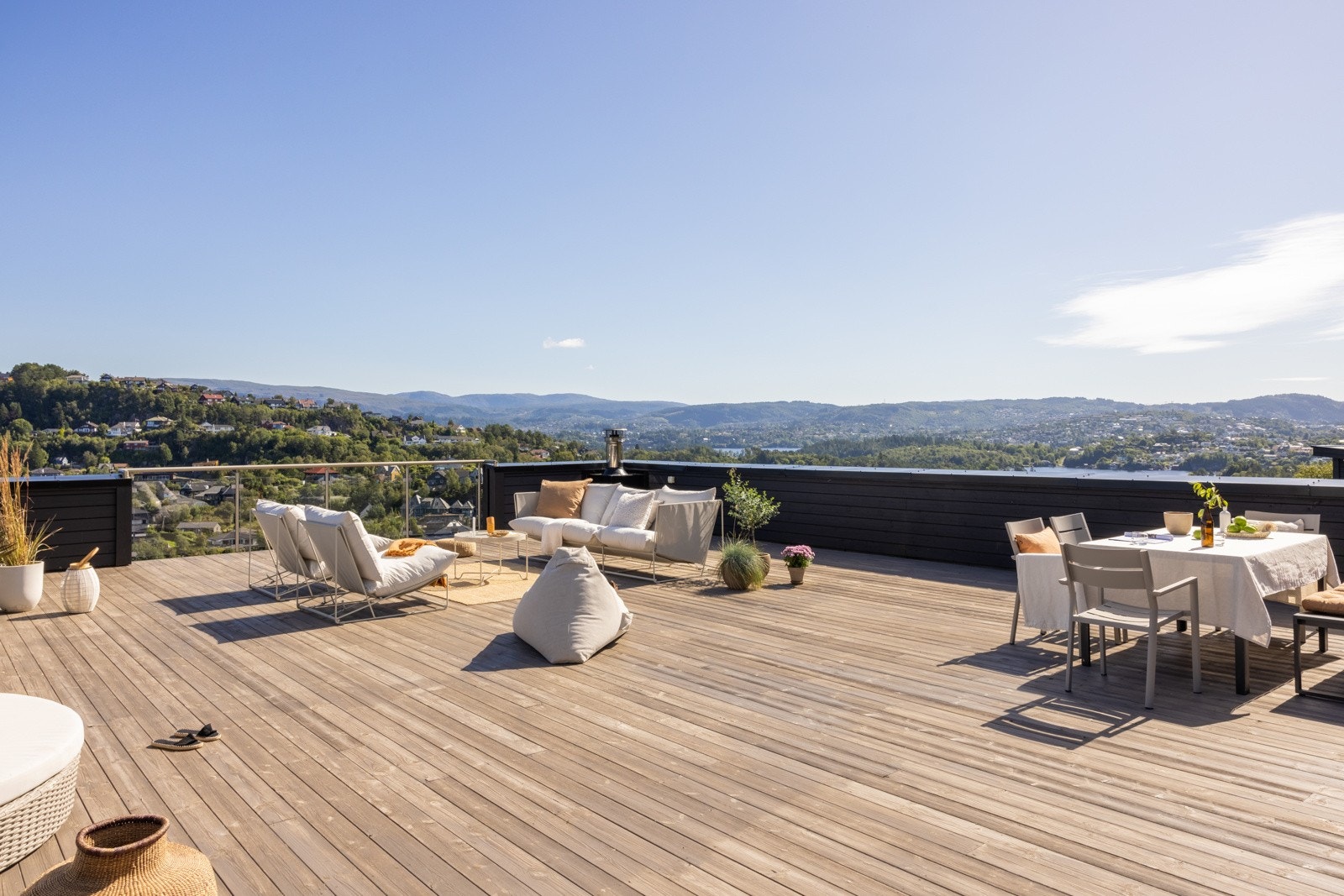 Velkommen til en nydelig funkisperle med storslått utsikt og takterrasse på 116 kvm. Galleribilde