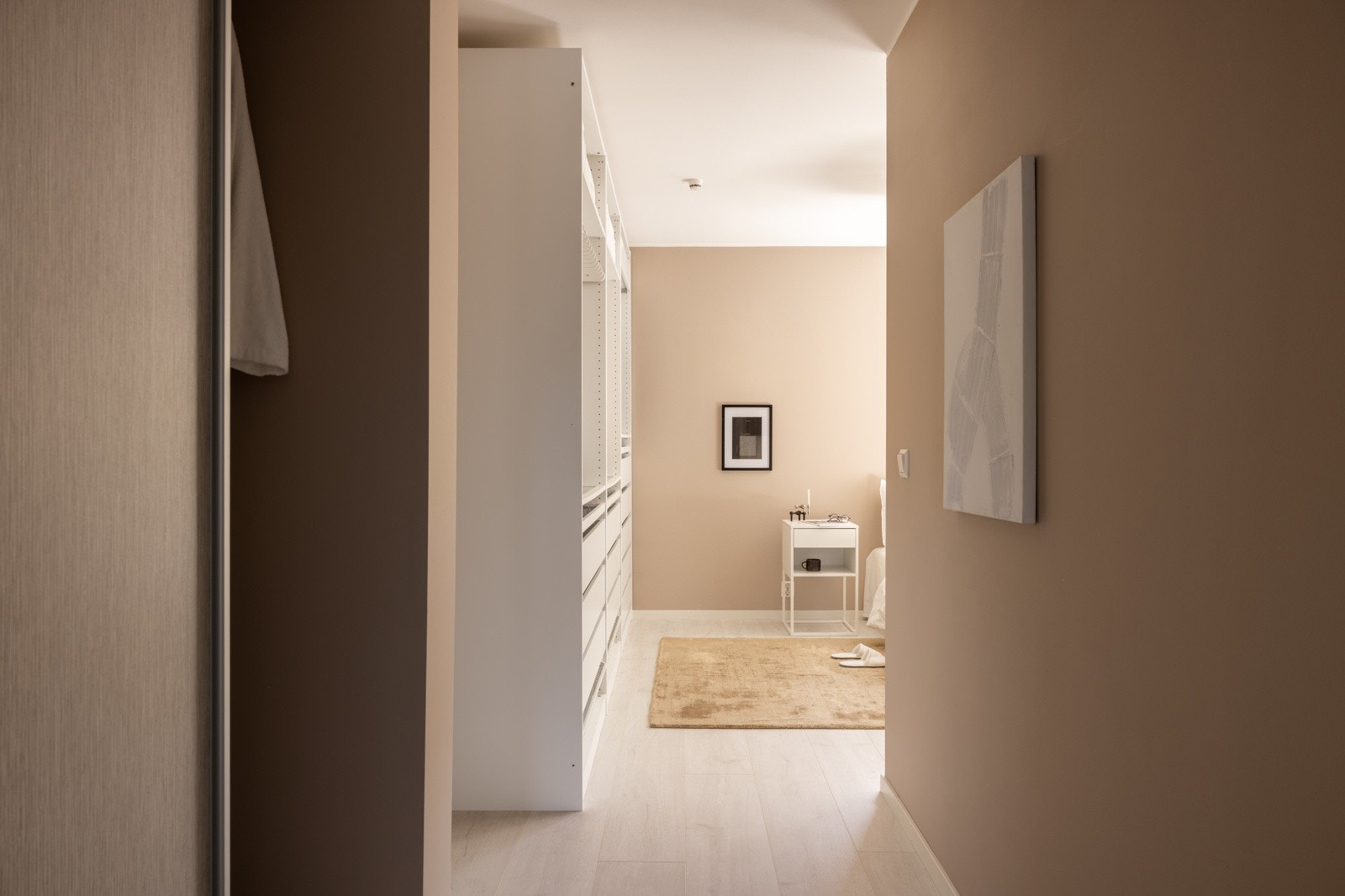 Hovedsoverommet har svært gode oppbevaringsmuligheter i både åpen og lukket garderobeløsning. Galleribilde