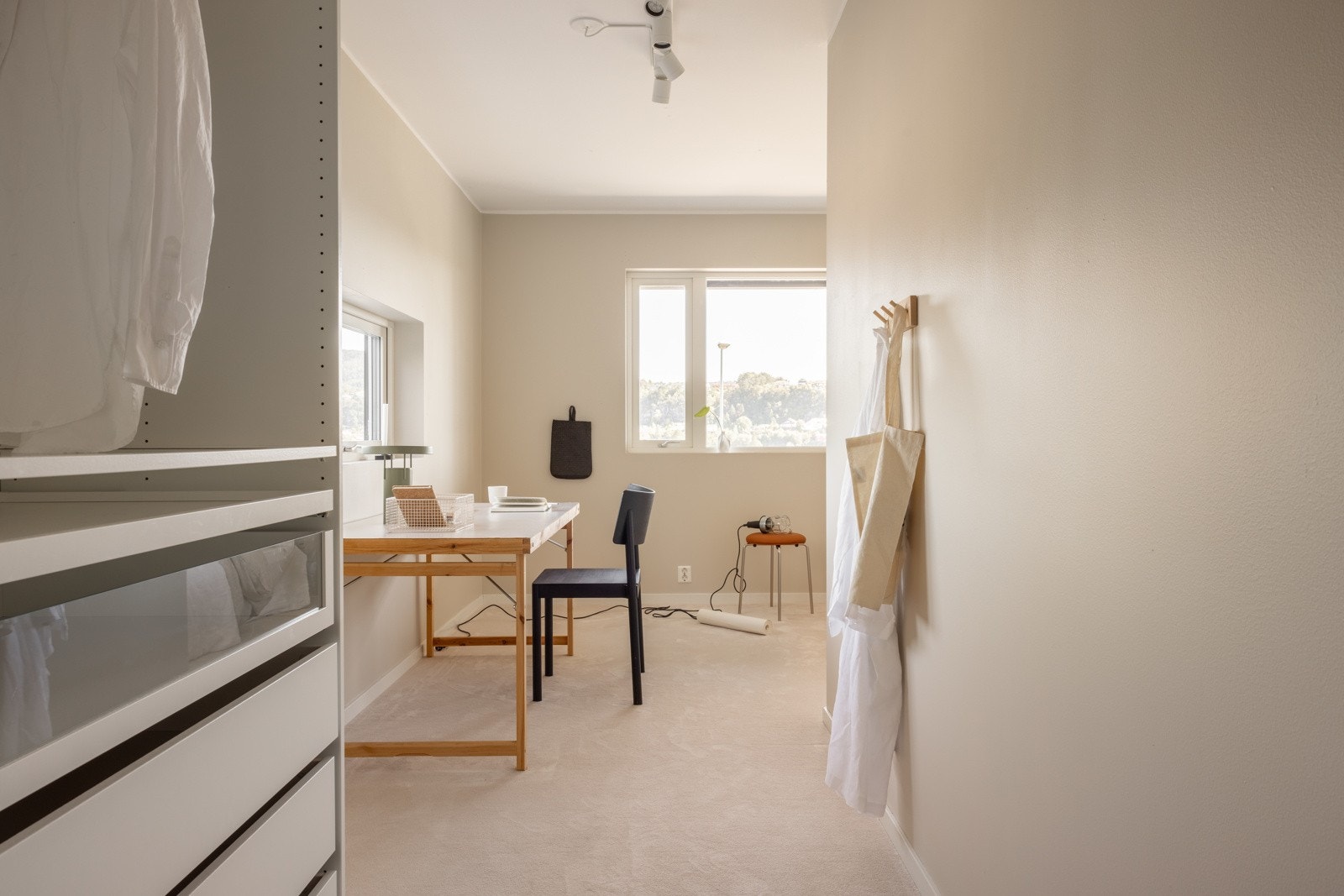 Dette rommet har et behagelig teppelagt gulv. Galleribilde