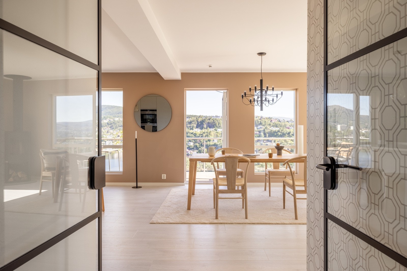 Velkommen inn! Vi starter i boligens hovedetasje som består av hall, kjøkken/stue, to soverom, bad og bodrom. Galleribilde