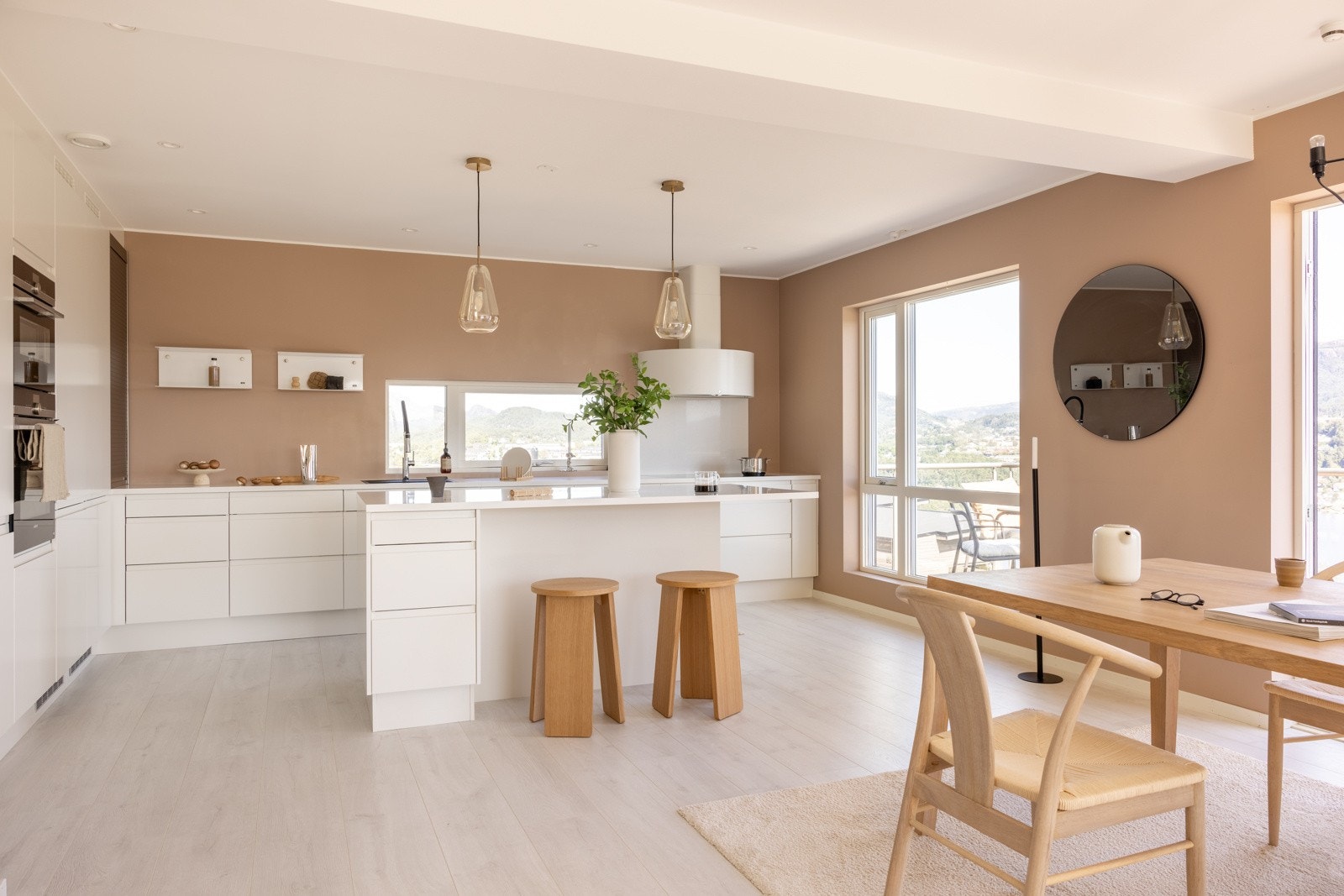 Rommet er preget av moderne overflater og store vinduer som slipper inn rikelig med naturlig lys. Galleribilde