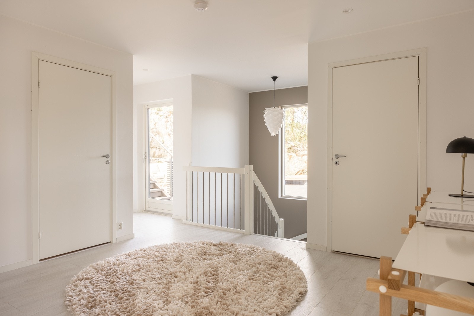 Fra hallen er det videre utgang til terrasse på baksiden av boligen. Her finner man også trappen opp til takterrassen. Galleribilde