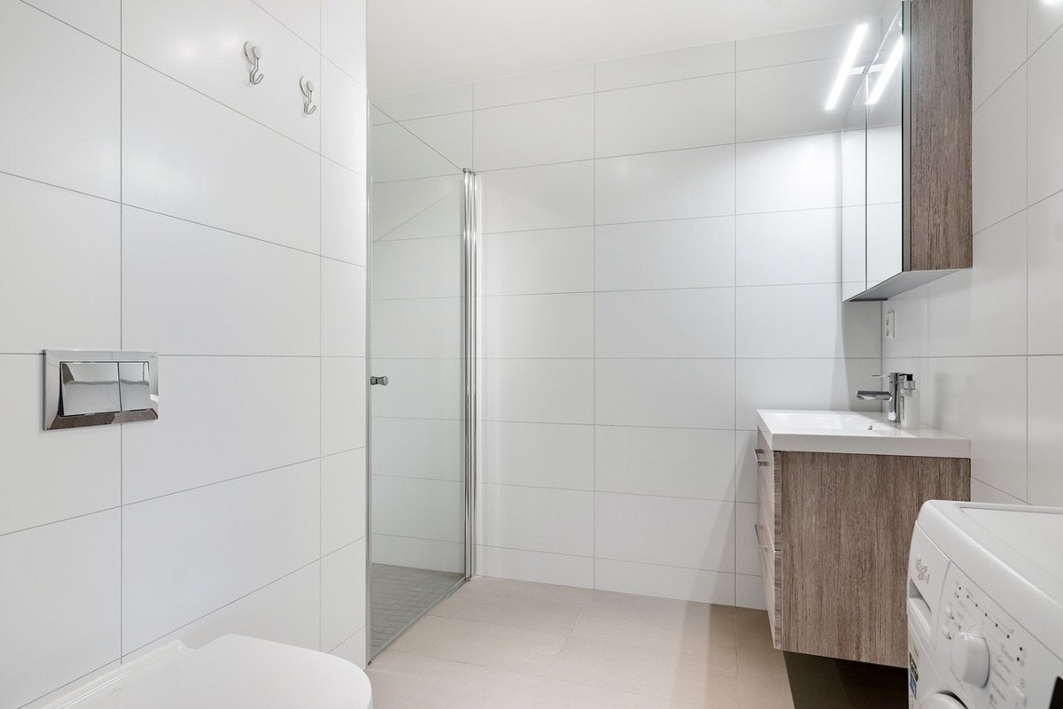 Badet er 5 kvm og er helfliset med varmekabler i gulv. Her er også opplegg for vaskemaskin. Galleribilde