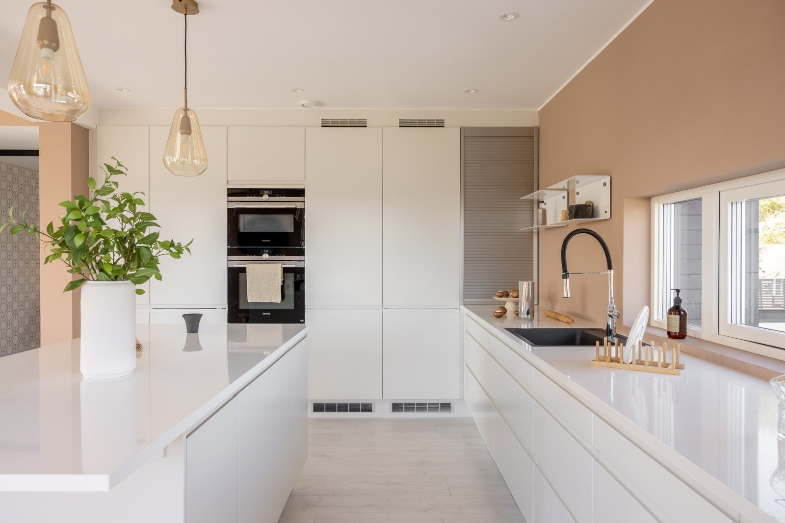 Av integrerte hvitevarer (Siemens) kan nevnes to stekeovner (den ene er kombinert mikro), platetopp, oppvaskmaskin, kjøleskap og fryseskap. Galleribilde