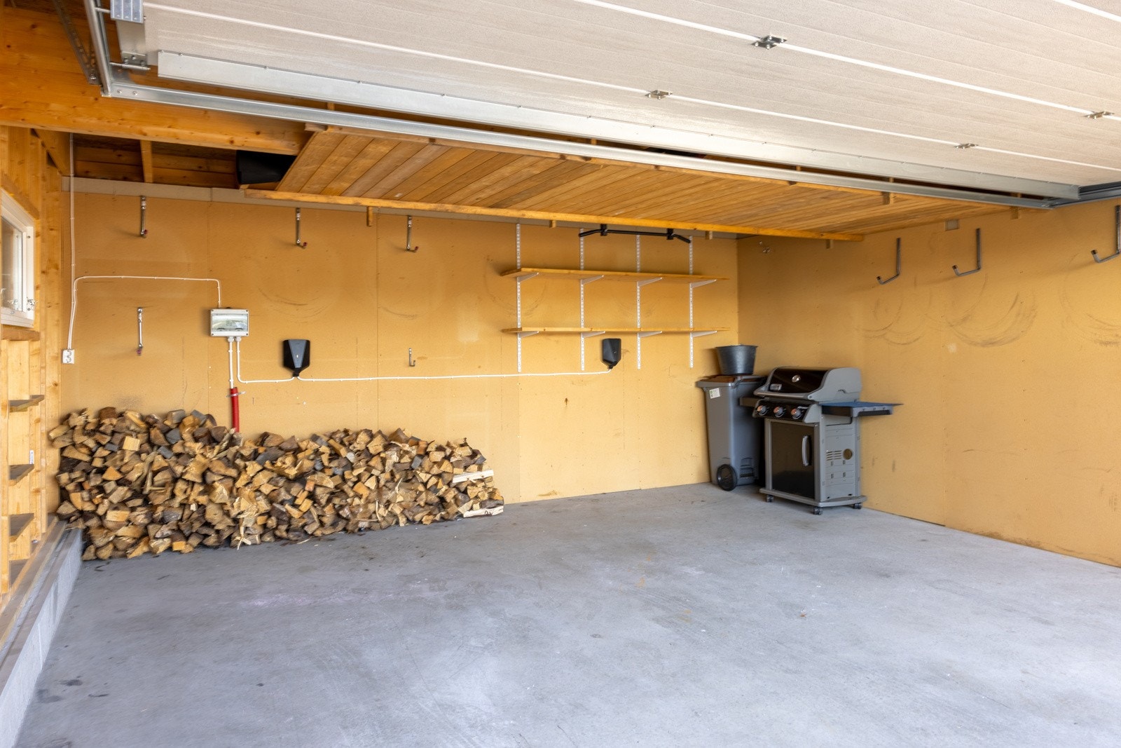 Garasjen måles til 32 kvm og har god plass til to biler, samt rikelig med oppbevaring. Galleribilde