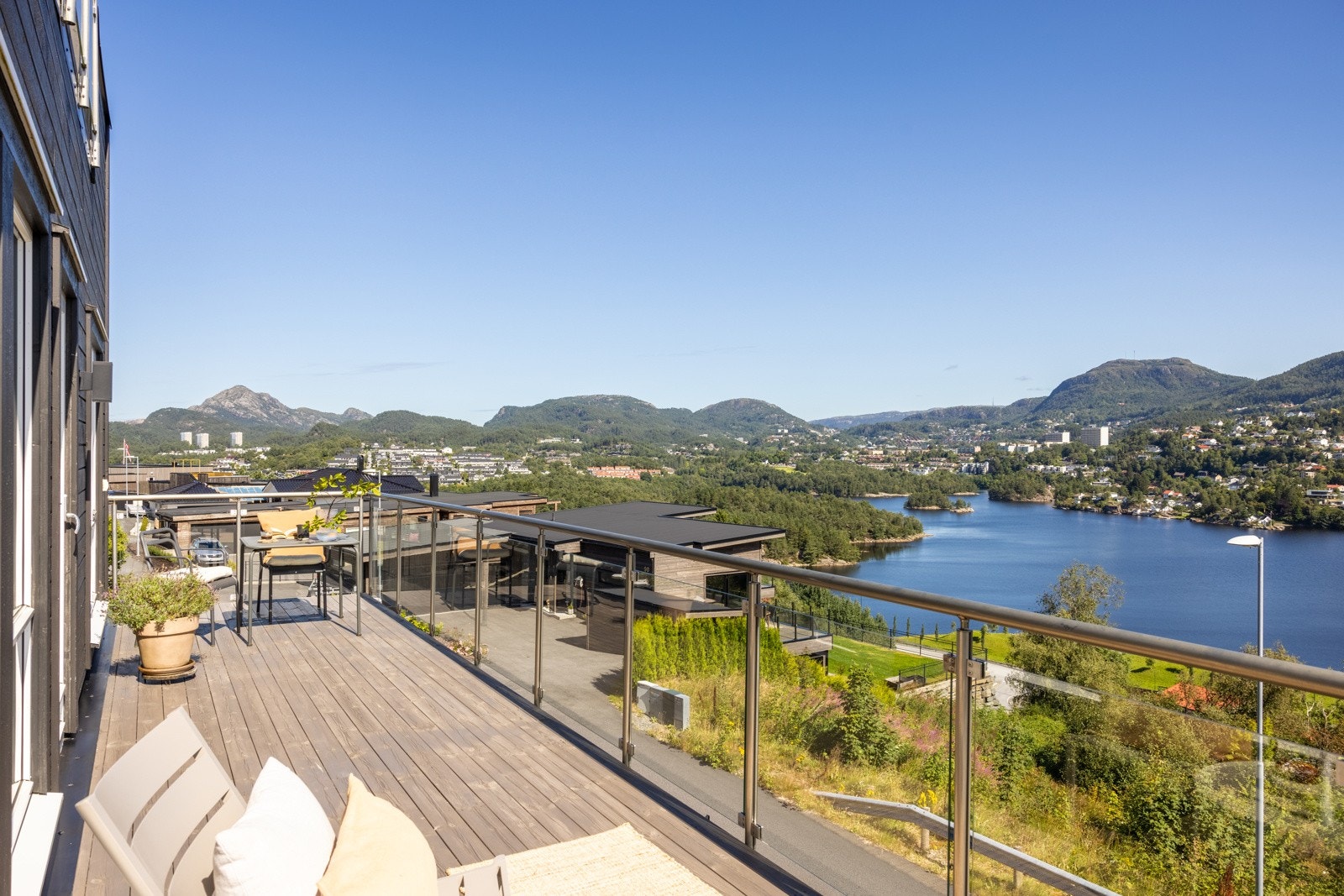 Med terrasse på forsiden, baksiden og på taket kan man følge solen gjennom dagen frem til solnedgang 22.30. Galleribilde