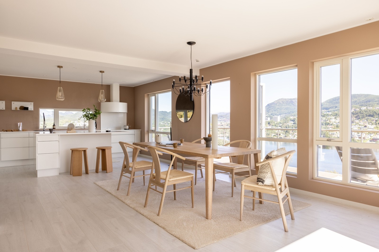 Stue og kjøkken ligger i åpen løsning og det lyse allrommet måles til 53 kvm. Galleribilde