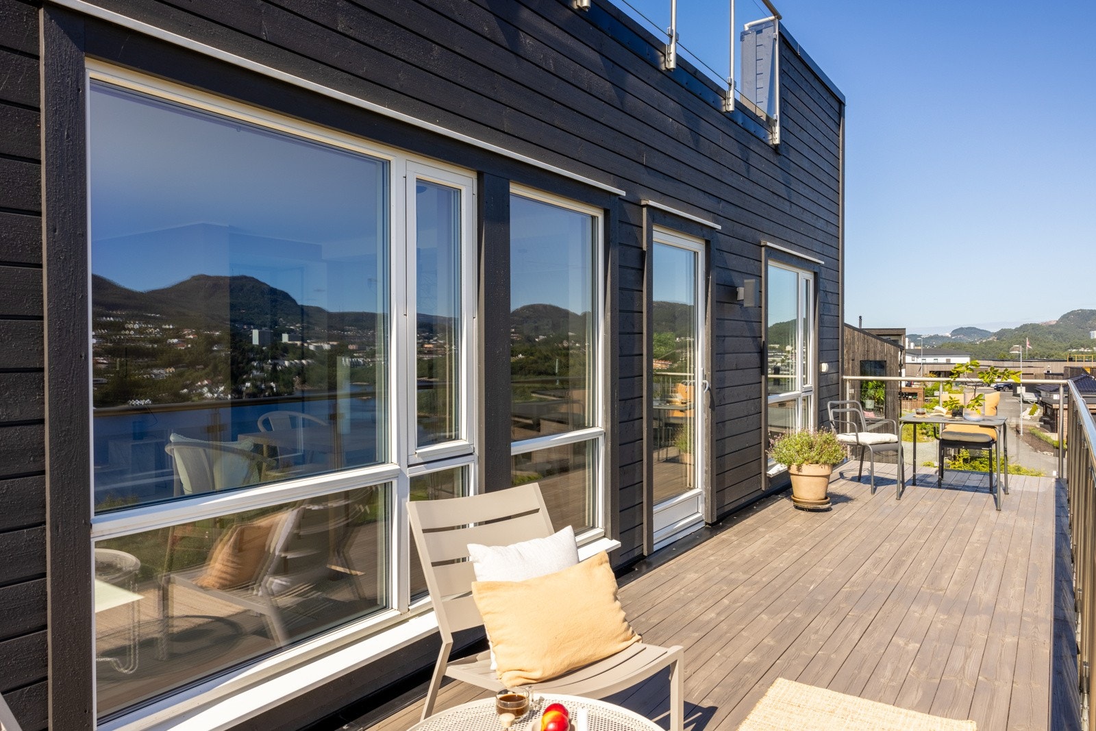 Størrelsen gir rom for både sittegrupper og beplanting. Galleribilde