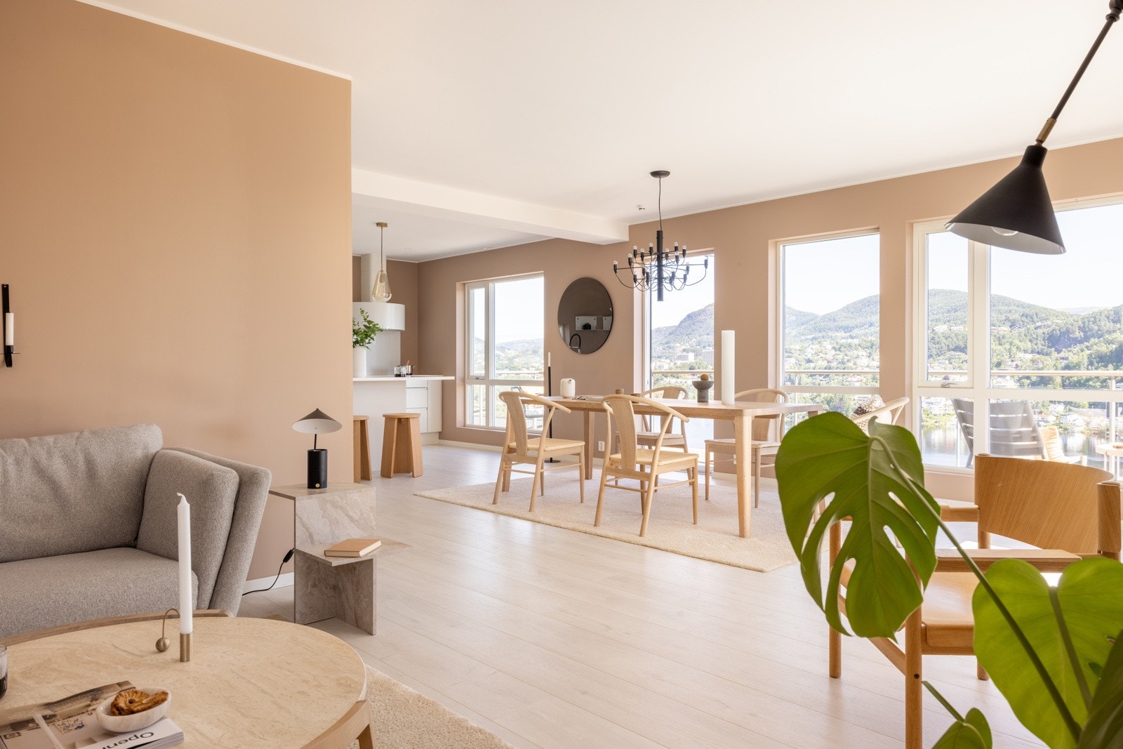 Allrommets utforming gjør det enkelt å møblere i ulike soner. Galleribilde