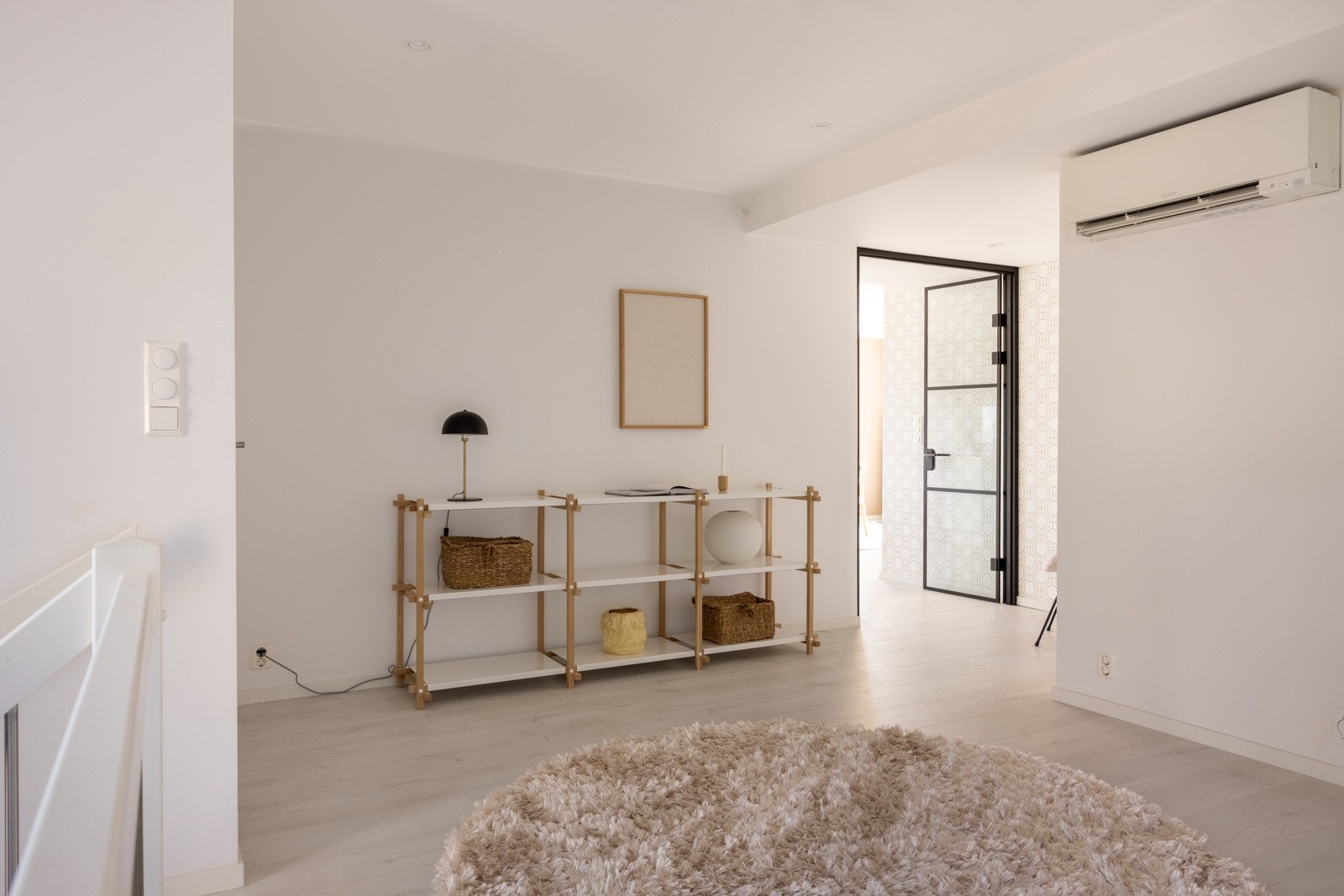 Fra hallen har man tilkomst til soverom, bod, og hovedsoverom med tilknyttet bad. Her er også varmepumpe. Galleribilde