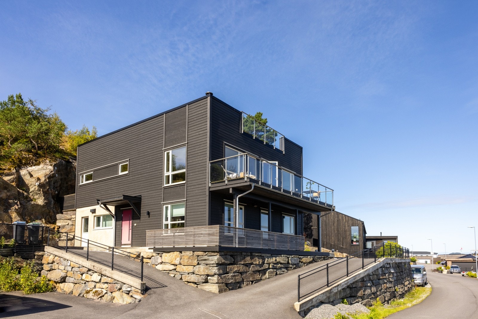 Boligen har godkjent utleiedel som har egen inngang på denne siden av boligen. Galleribilde