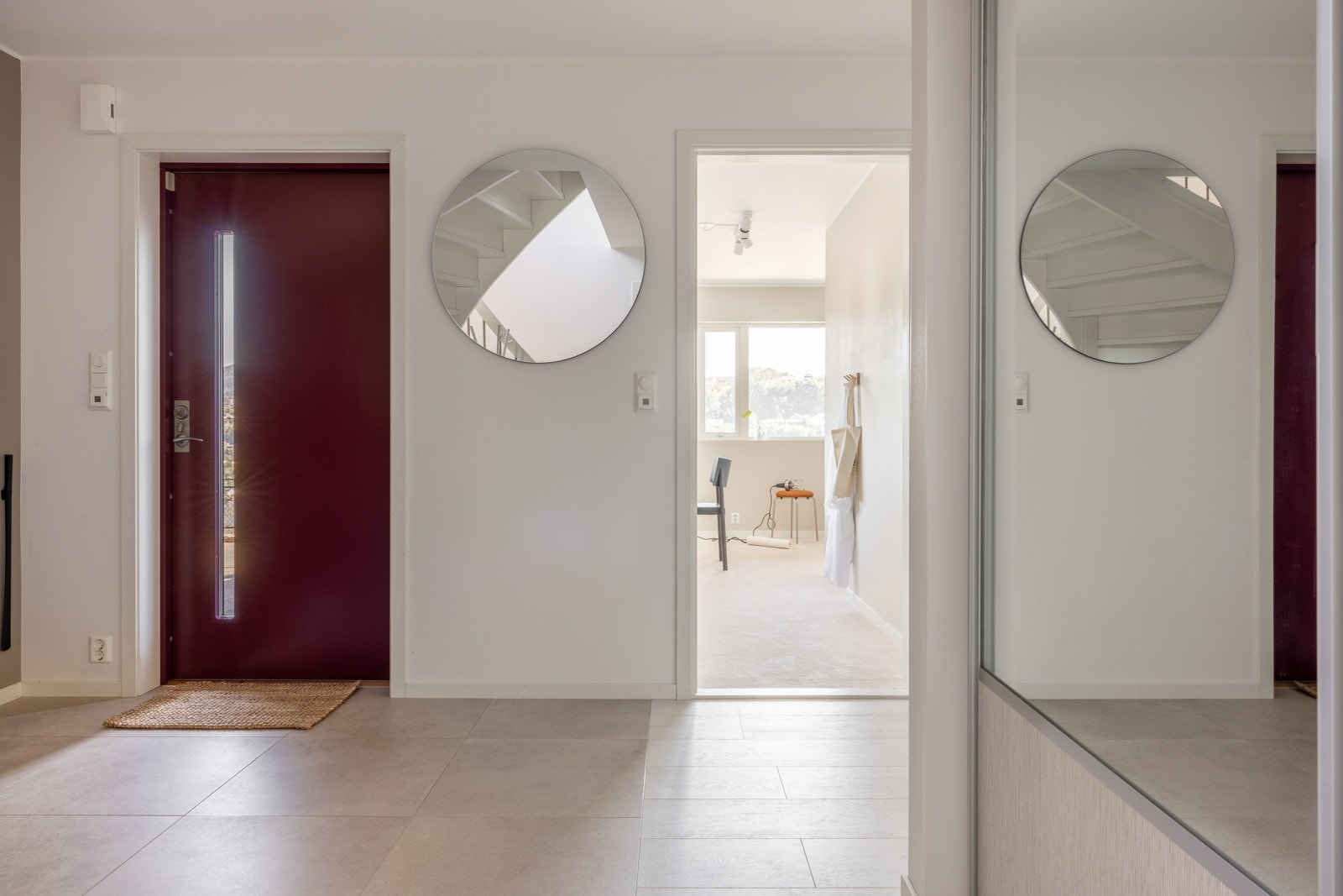 Praktisk, innebygget skyvedørsgarderobe med speildører for oppbevaring av yttertøy og sko. Galleribilde