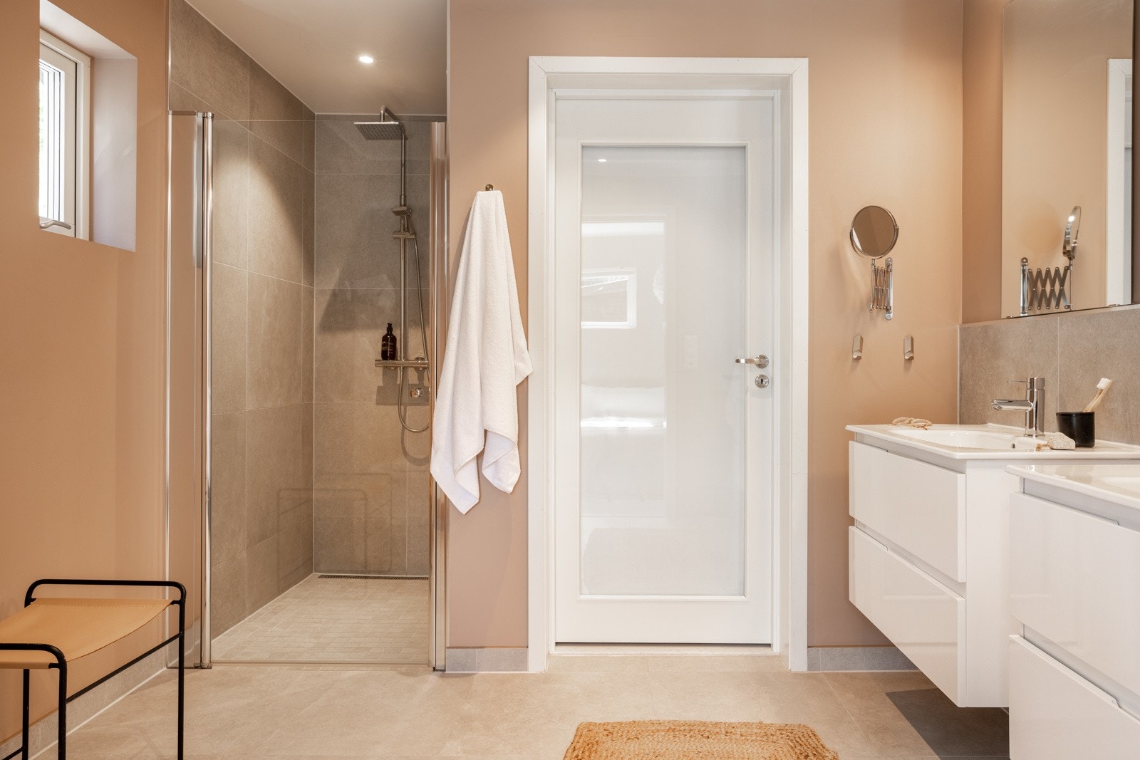 Det er storformat fliser med varmekabler på gulv, og delvis fliser og malte plater på vegg. Galleribilde