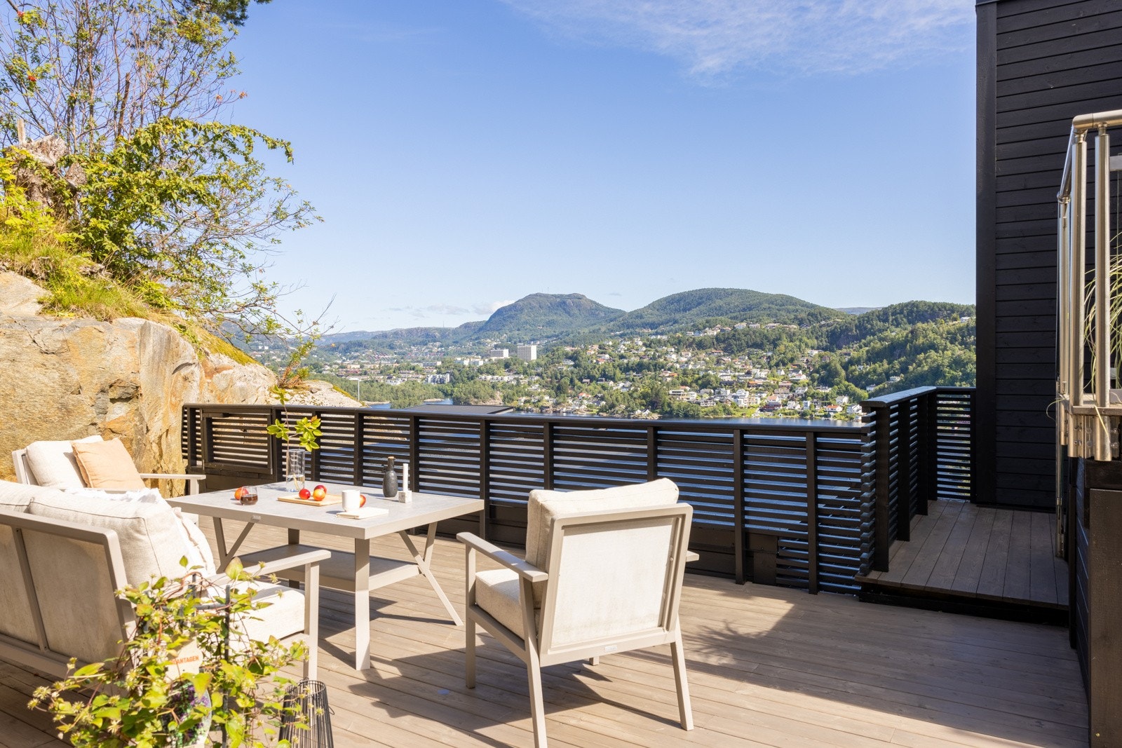 Terrassen på baksiden av huset måles til ca 60 kvm. Her kan man nyte ettermiddagssolen i lune og skjermede omgivelser. Galleribilde