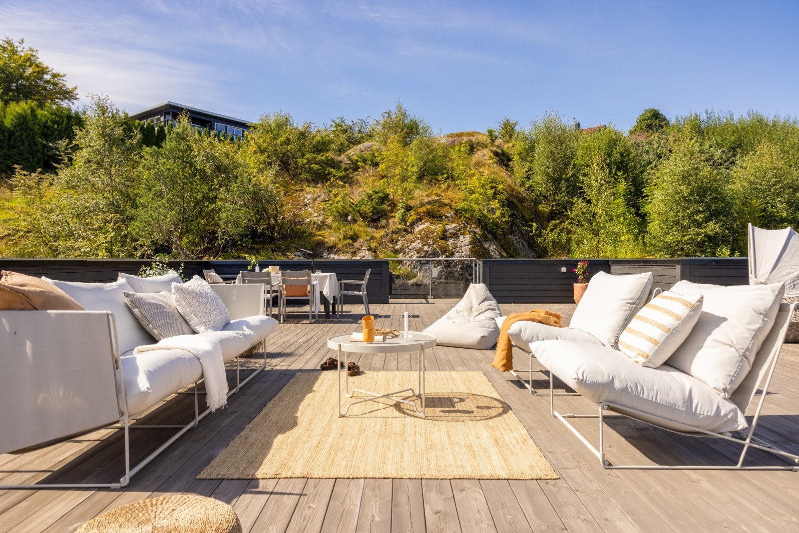 Her har man solen hele dagen frem til solnedgang rundt kl 22:30 på sensommerstid. Galleribilde