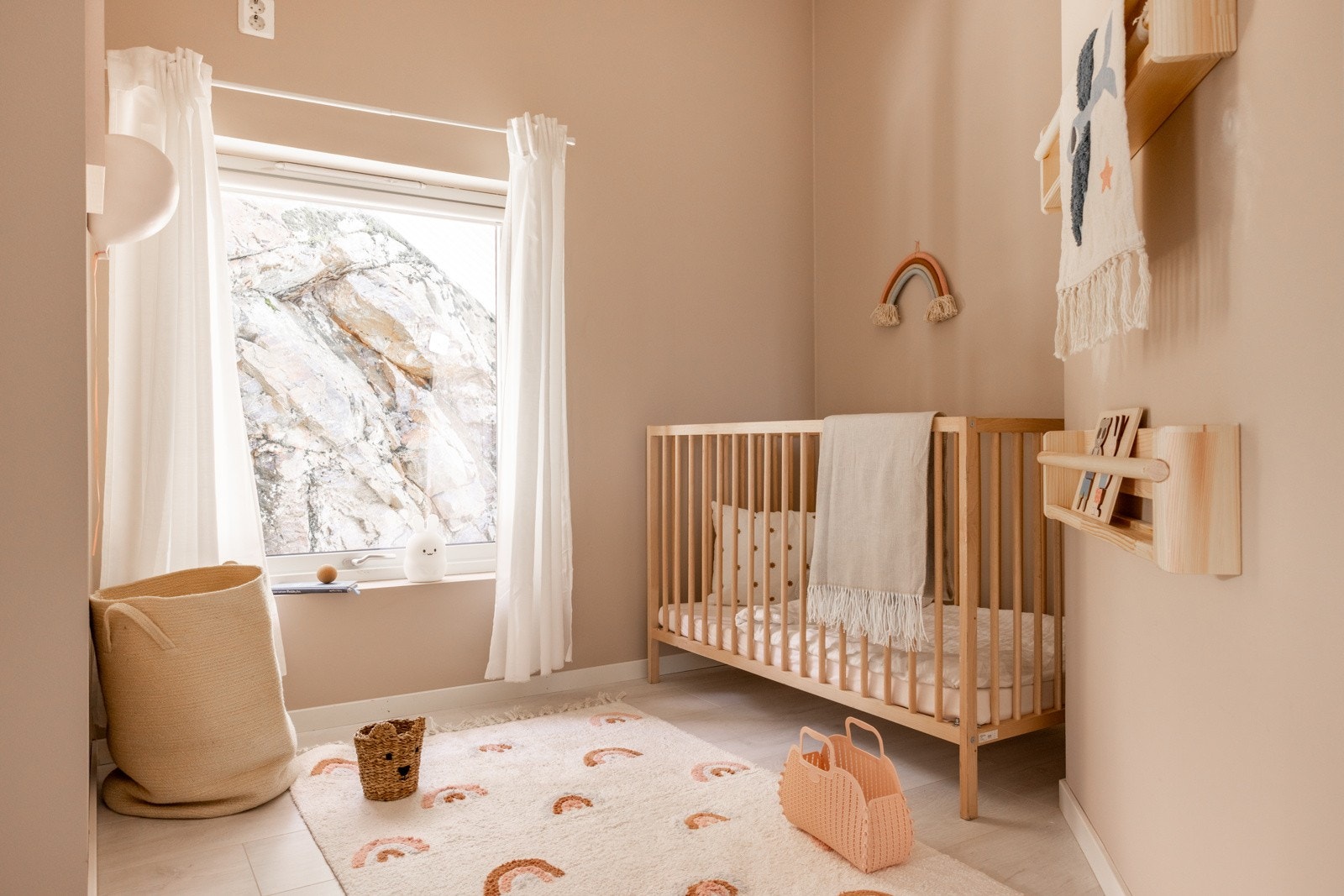 Etasjens andre soverom passer fint som barnerom i nærhet til hovedsoverom. Eventuelt som kontor. Galleribilde