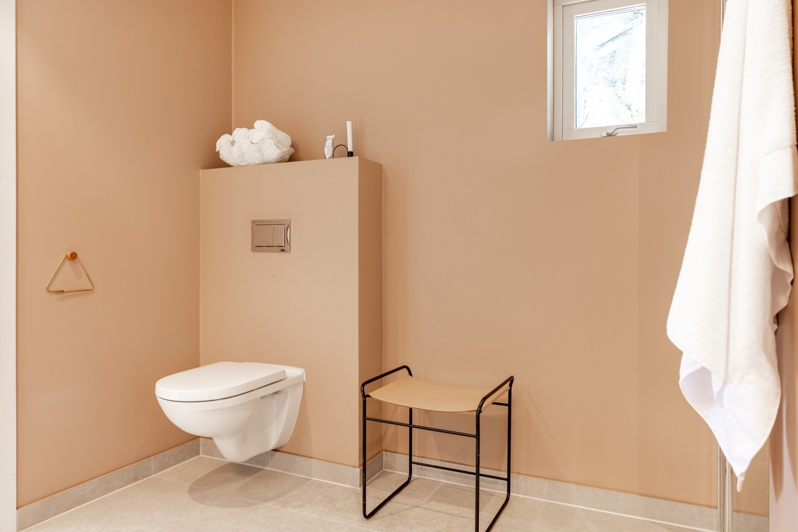 Rommet er innredet med vegghengt toalett, dusjhjørne med glassdør og to servanter med innredning, speil og belysning. Galleribilde