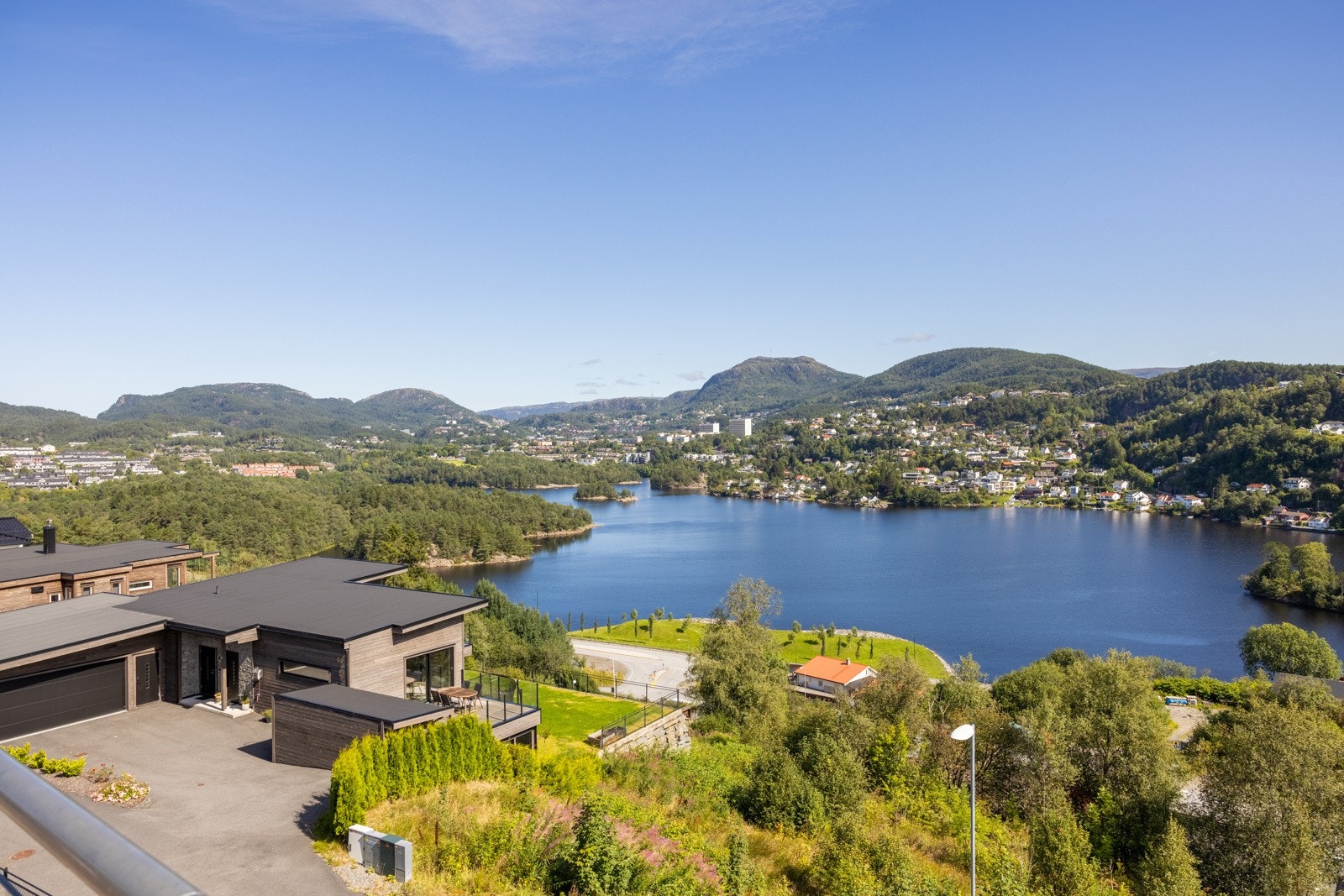 Her har man en fantastisk utsikt over Sælenvannet, byfjellene og Nordåvannet. Galleribilde