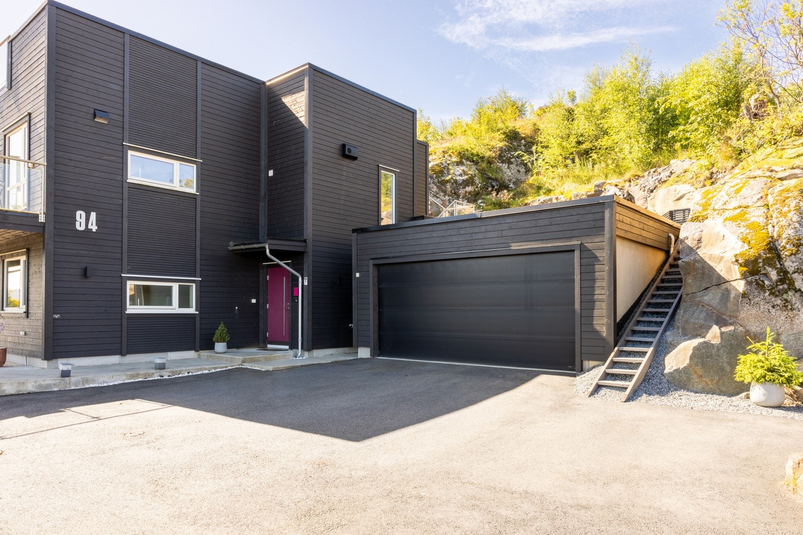 Boligen er oppført i 2017 og holder en høy standard både ute - og innvendig. Galleribilde