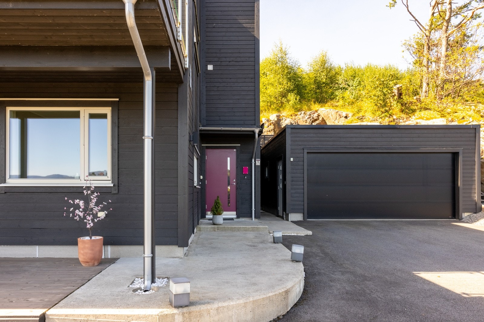 Eiendommen har godt med parkeringsplass i en dobbel garasje og ellers på asfaltert tun. Galleribilde