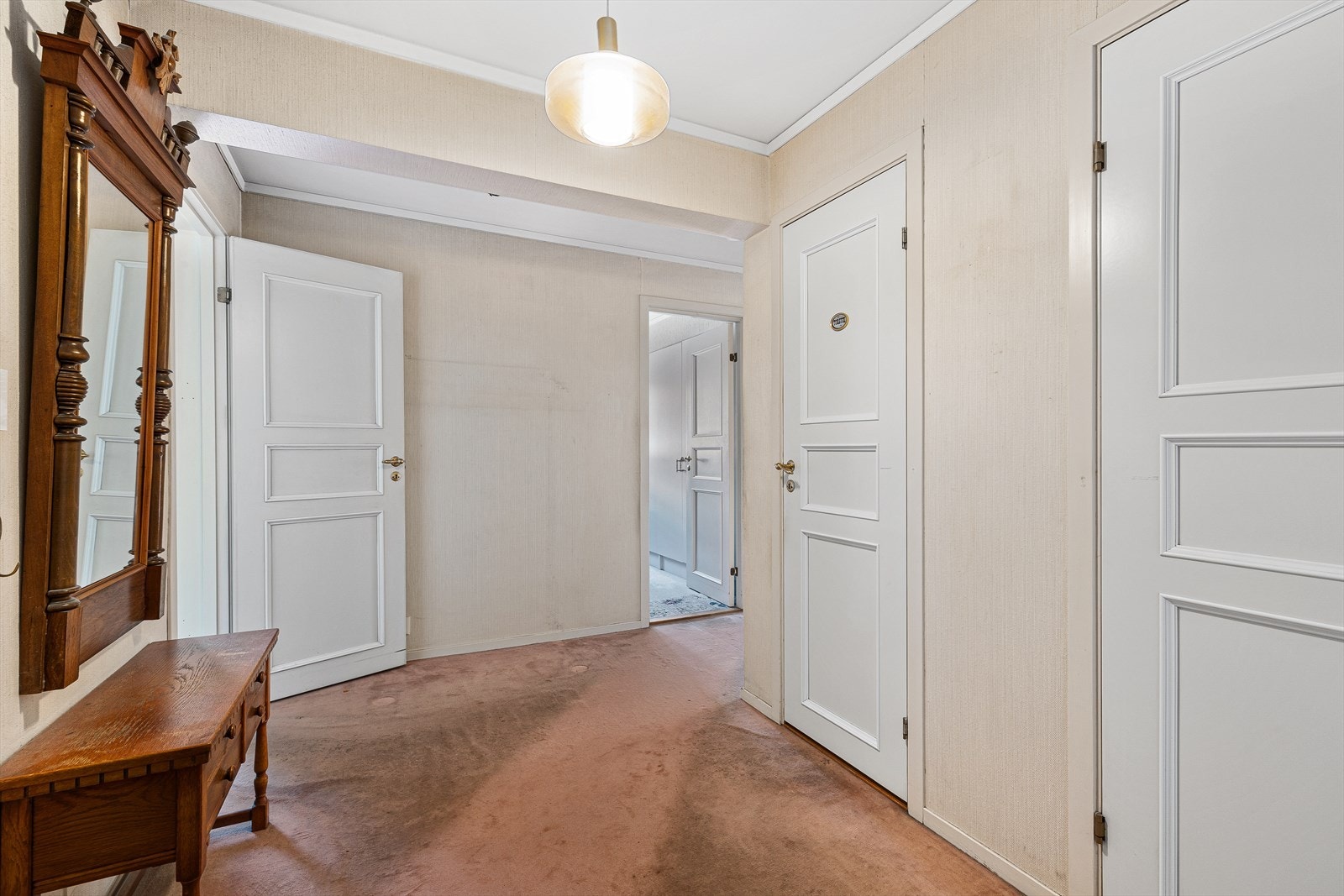 Gang med garderobeskap Galleribilde