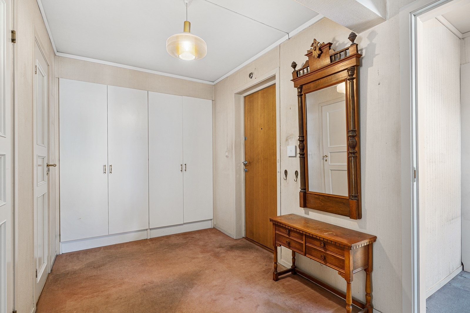 Gang med garderobeskap Galleribilde