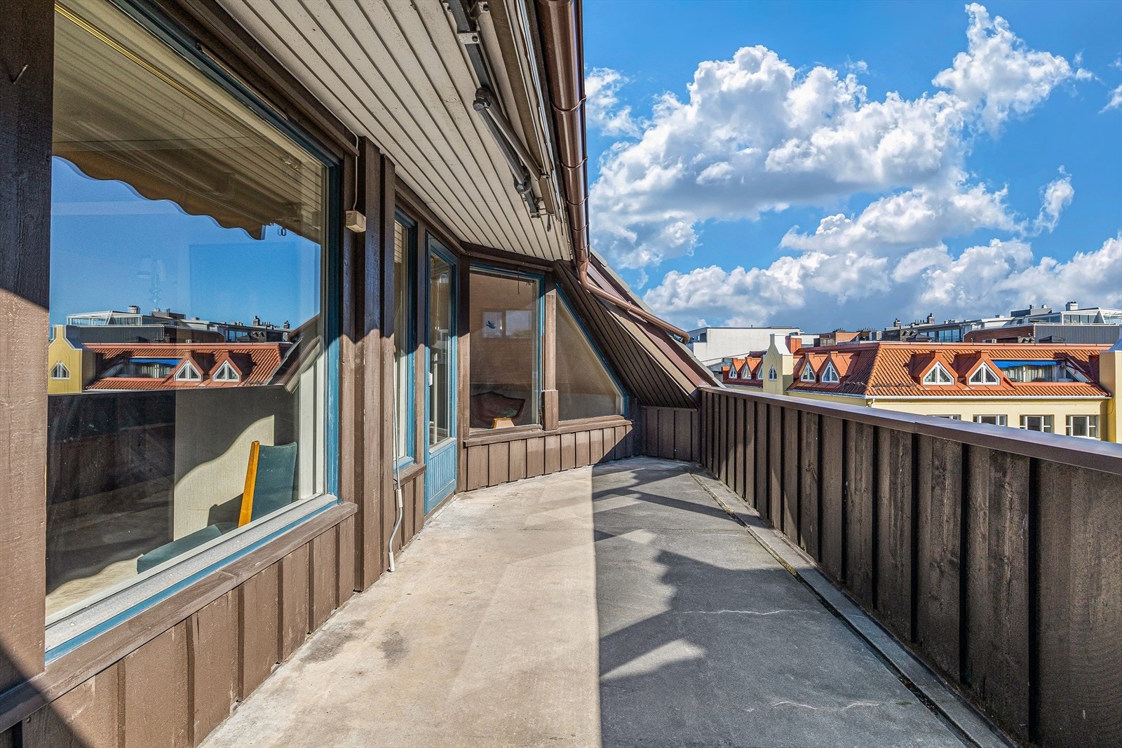 Stor, solrik delvis overbygget balkong. Galleribilde