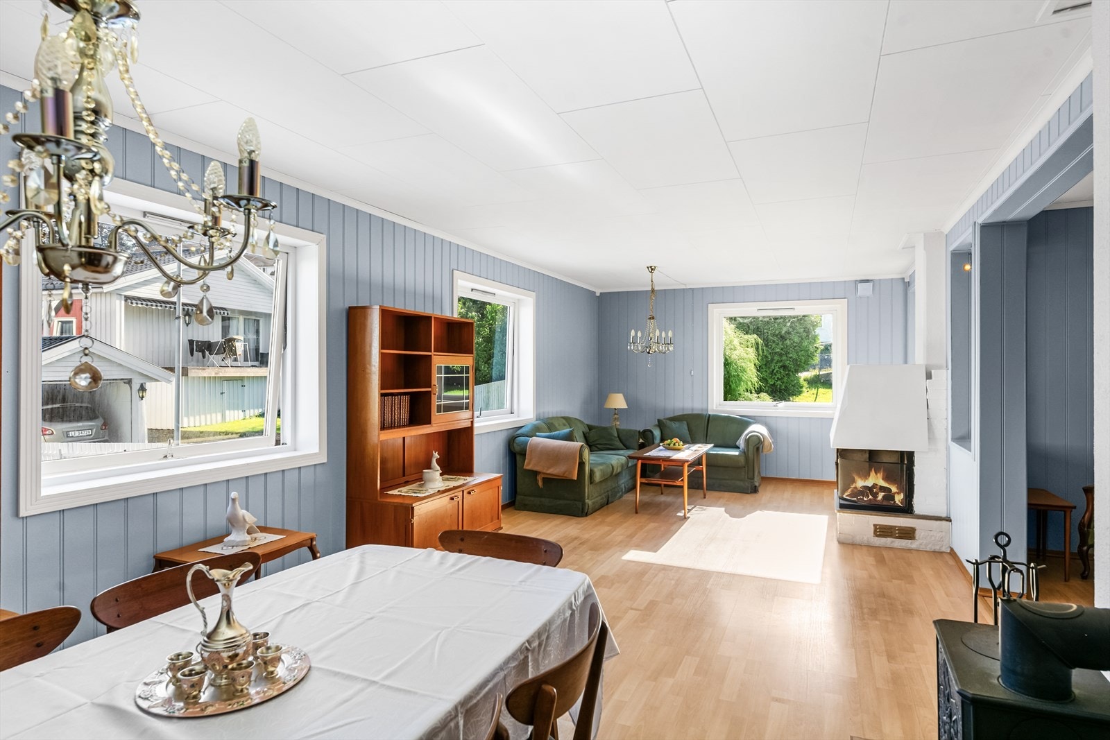 Stor lys stue med mange gode vindusflater som slipper inn rikelig med lys! Galleribilde