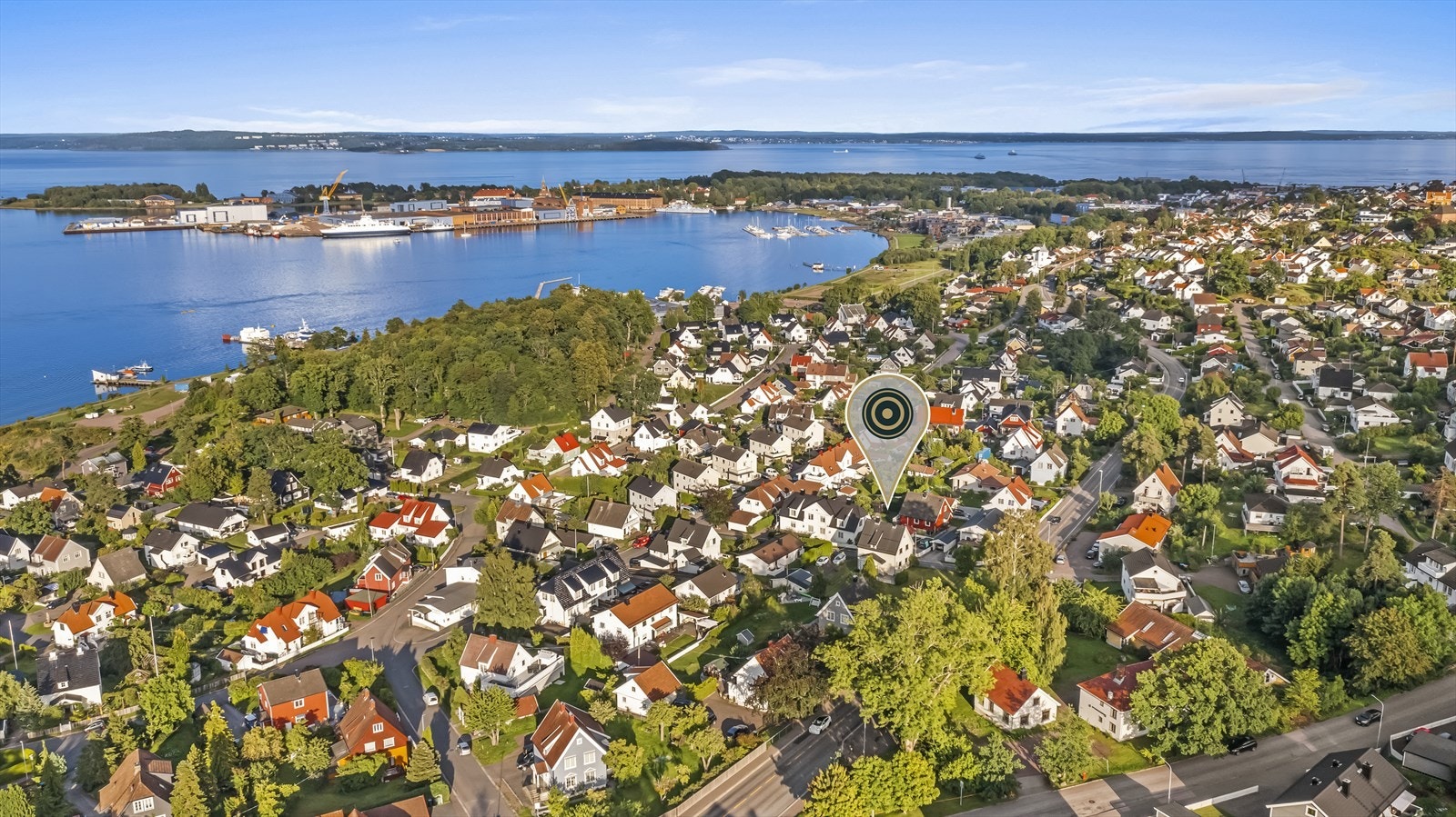 Her har man gangavstand til Oslofjorden, skoler, barnehage og Indre Havn med med badeplasser og småbåthavner, samt kort vei inn til sentrum. Galleribilde
