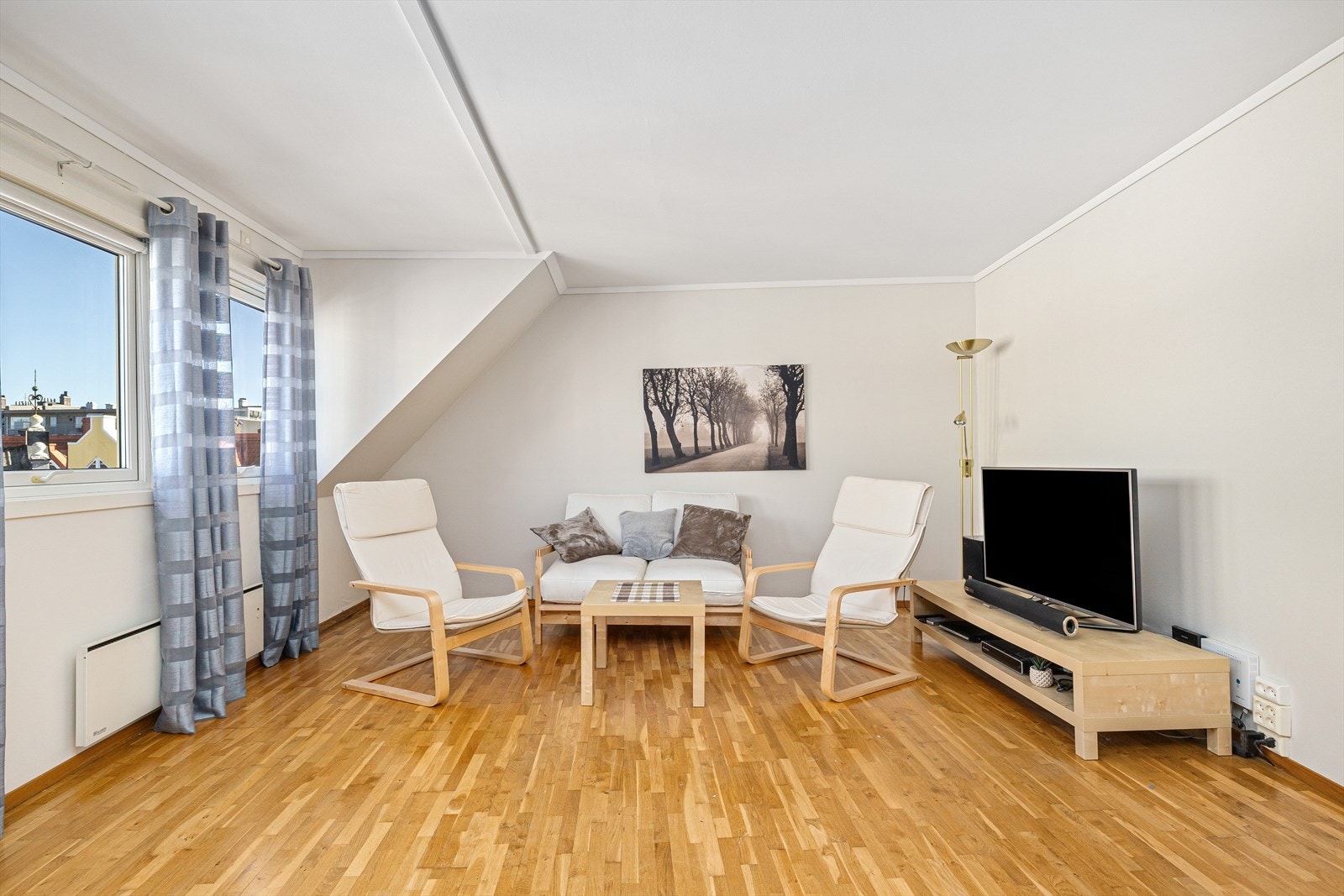 Stor, lys stue. Galleribilde