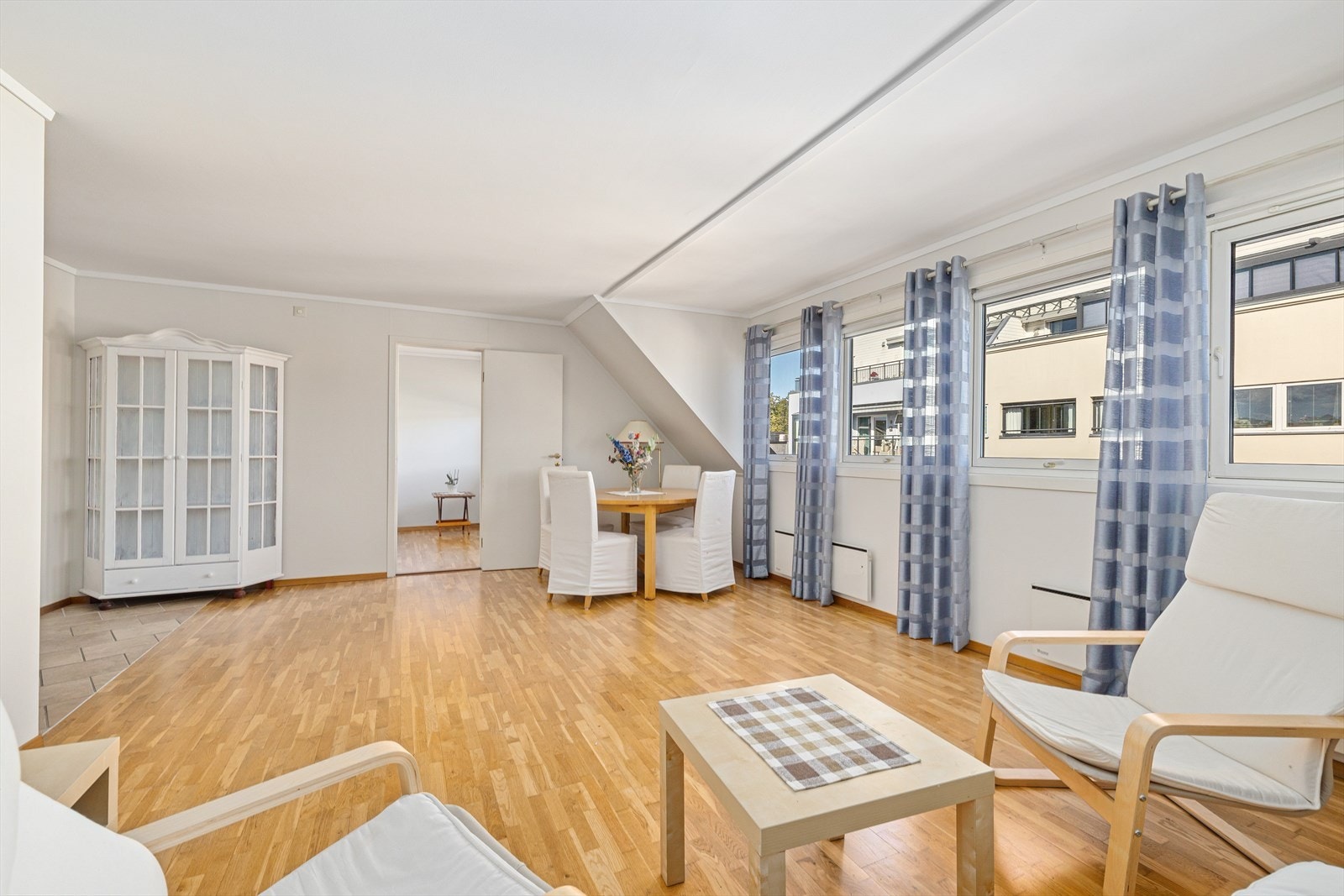 Stor, lys stue. Galleribilde