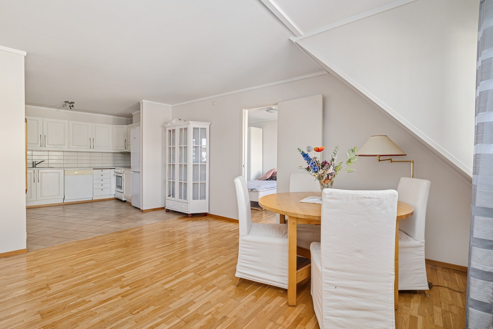 Stor, lys stue med åpen kjøkkenløsning. Galleribilde