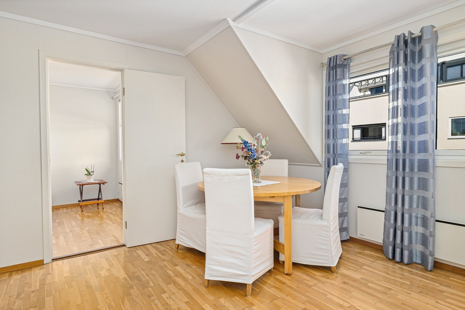 Stor, lys stue. Galleribilde