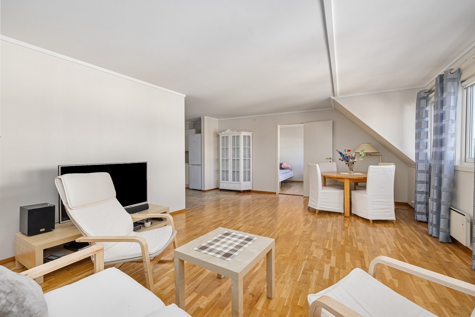 Stor, lys stue. Galleribilde