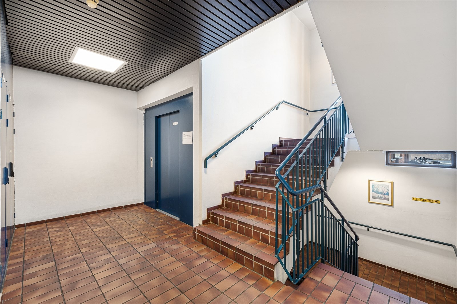 Trapperom med heis Galleribilde