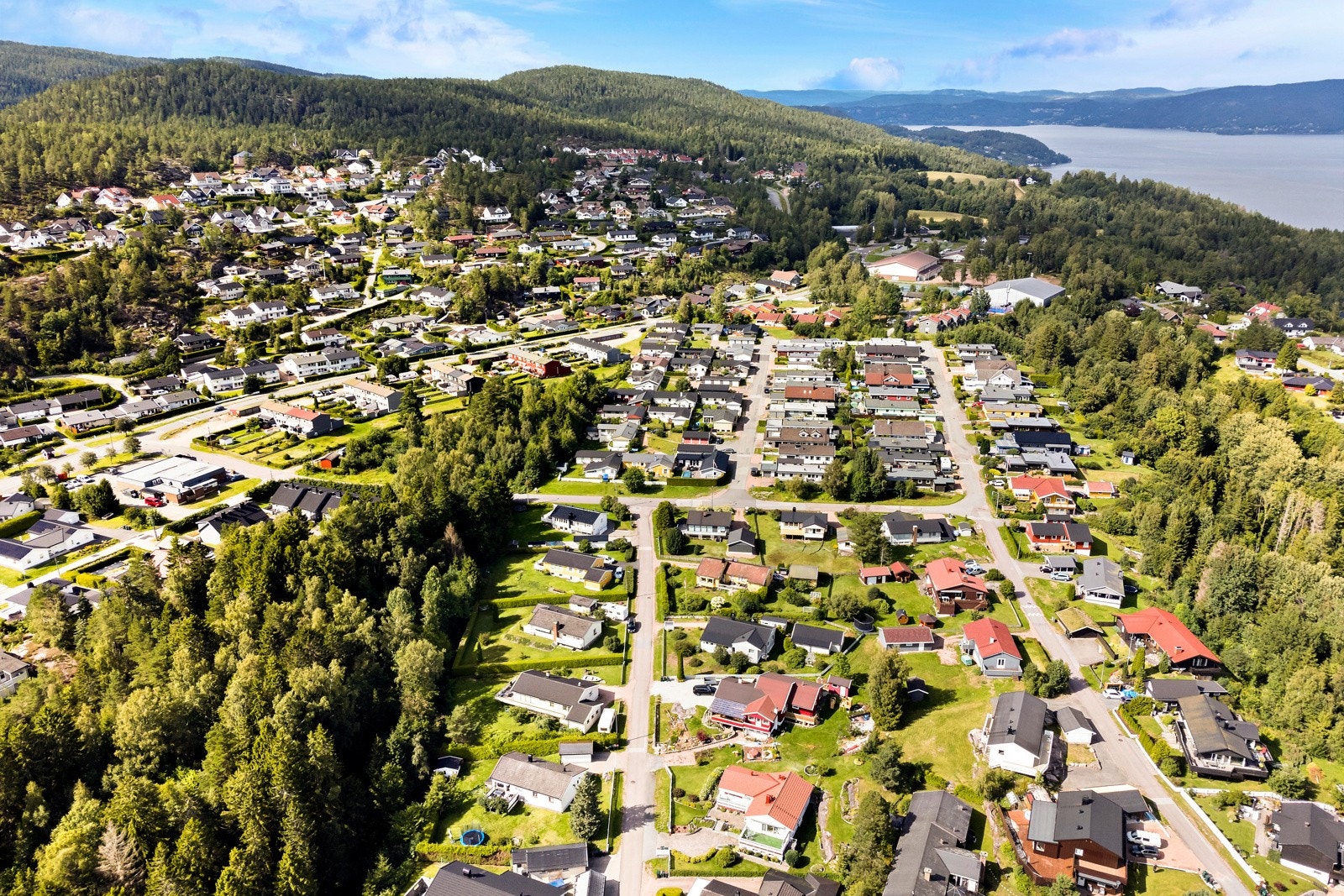 Boligen befinner seg i et veletablert og hyggelig nabolag Galleribilde
