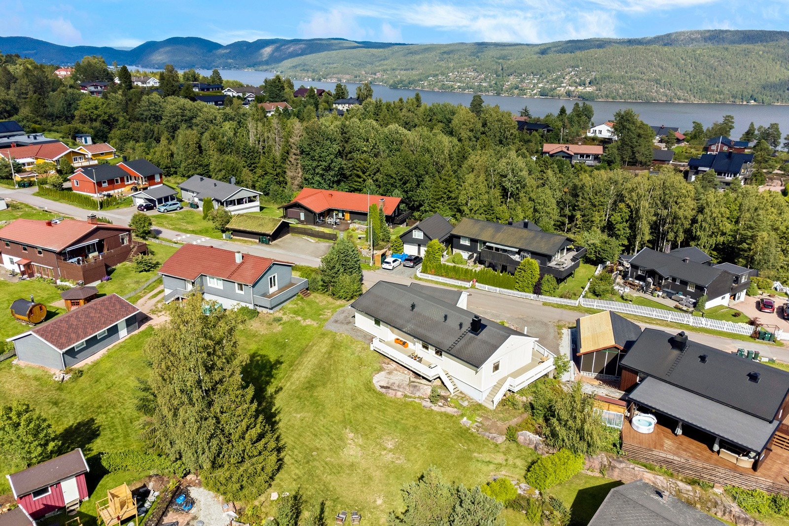 Eiendommen har flere usjenerte og solrike uteplasser. Her kan virkelig sommerdagene nytes! Galleribilde