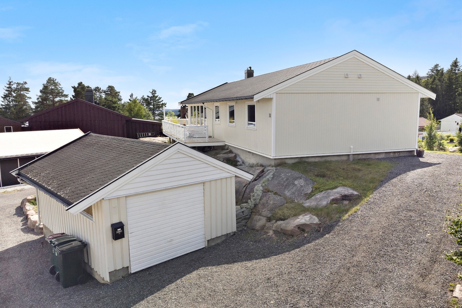 Frittstående garasje på ca. 26 m2 utenfor boligen med plass til en bil, samt lagringsplass Galleribilde