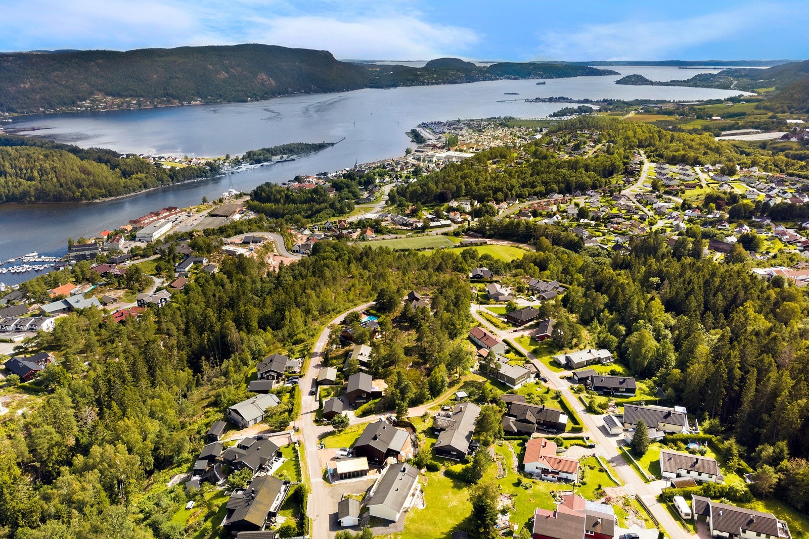 Eiendommen ligger i et attraktivt og barnevennlig boligområde på Ebbestad i Svelvik, med nærhet til skoler, barnehager, butikker og offentlig kommunikasjon Galleribilde