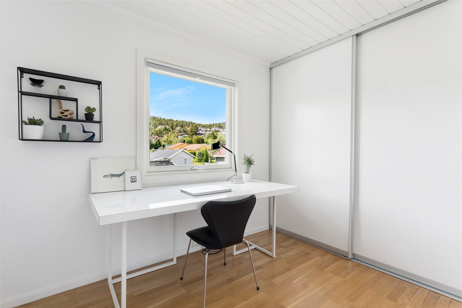 Soverom nummer fire med skyvedørsgarderobe, som i dag benyttes som et kontor Galleribilde