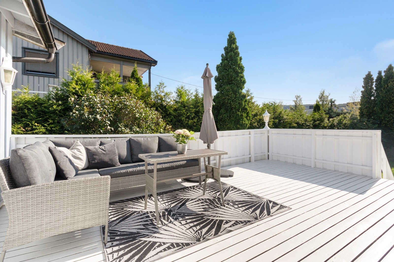 Stor, 20 kvm terrasse med gode solforhold. Galleribilde