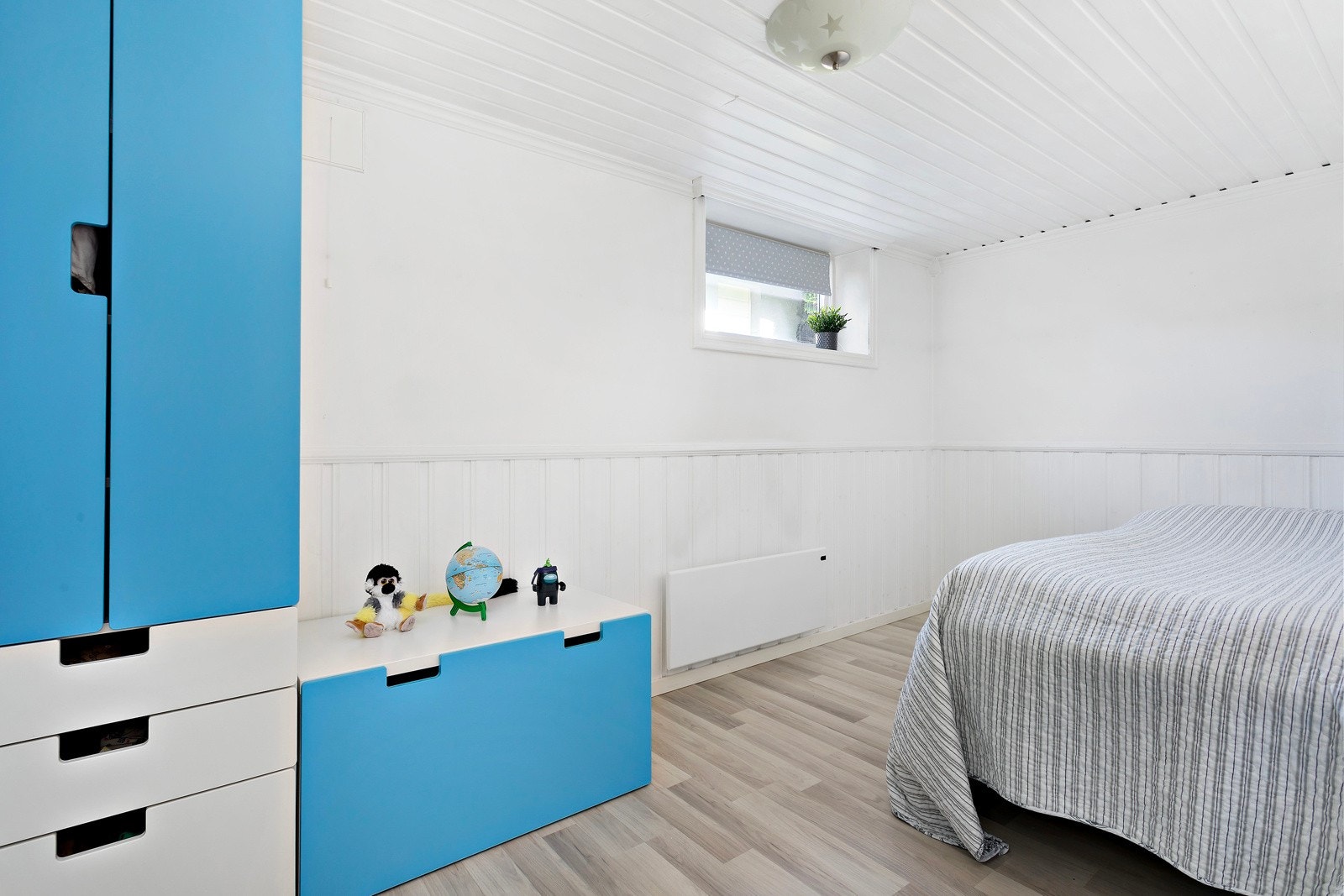 Gjesterom av fin størrelse med plass til seng, nattbord og garderobe. Galleribilde