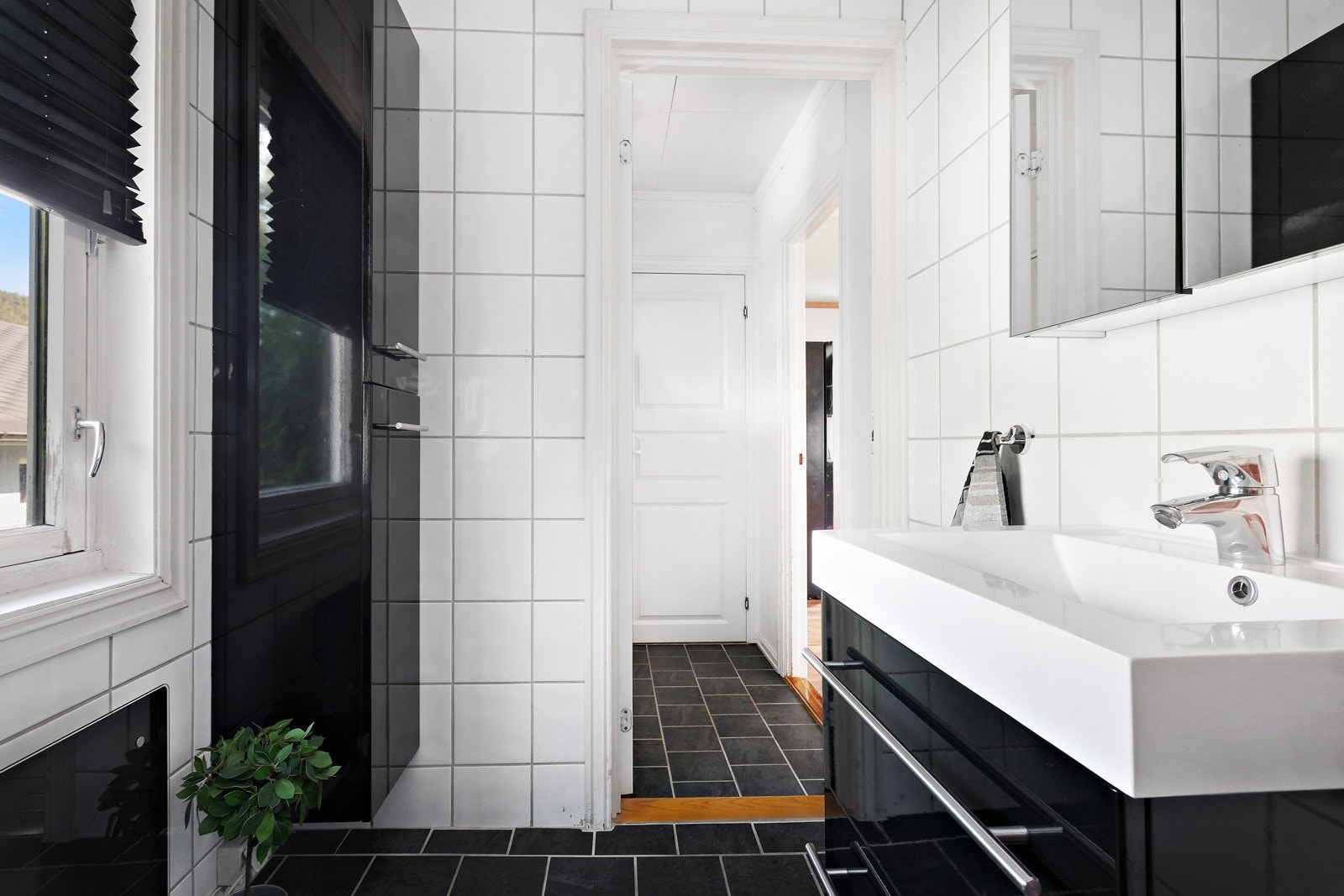 Badet inneholder servant, dusjkabinett og wc. Galleribilde
