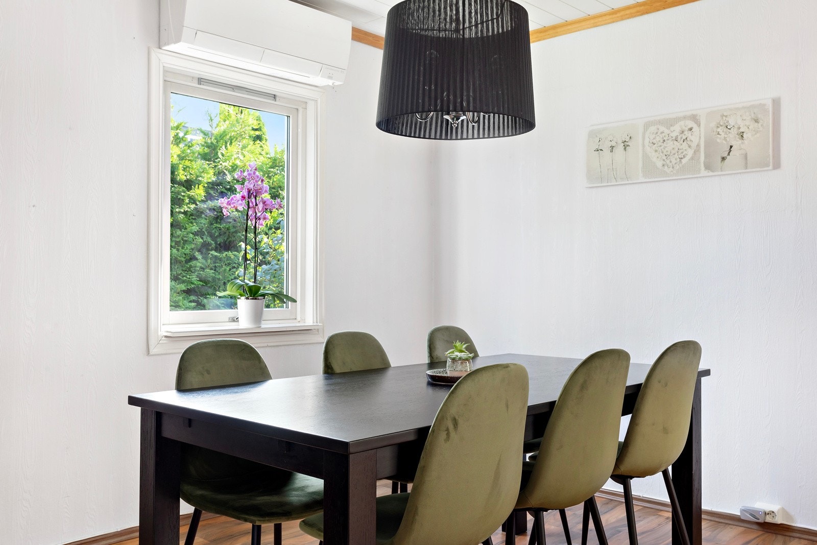 Trivelig vindu som lysner spisestuen. Her er det plass til stort spisebord. Galleribilde