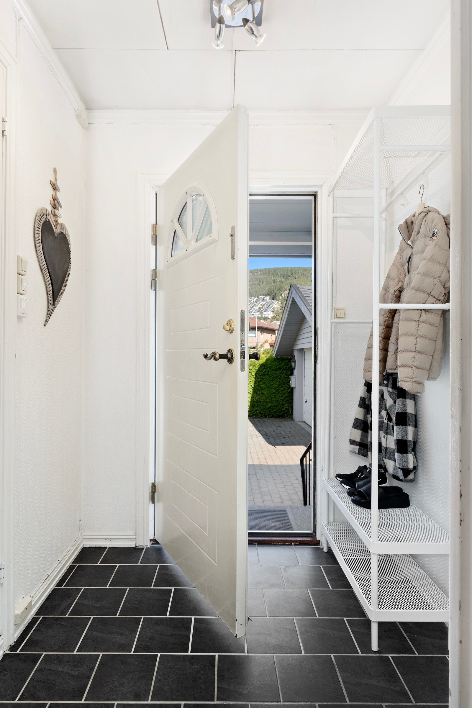 Fra entréen er det adkomst til steinlagt gårdsplass og garasjen. Galleribilde