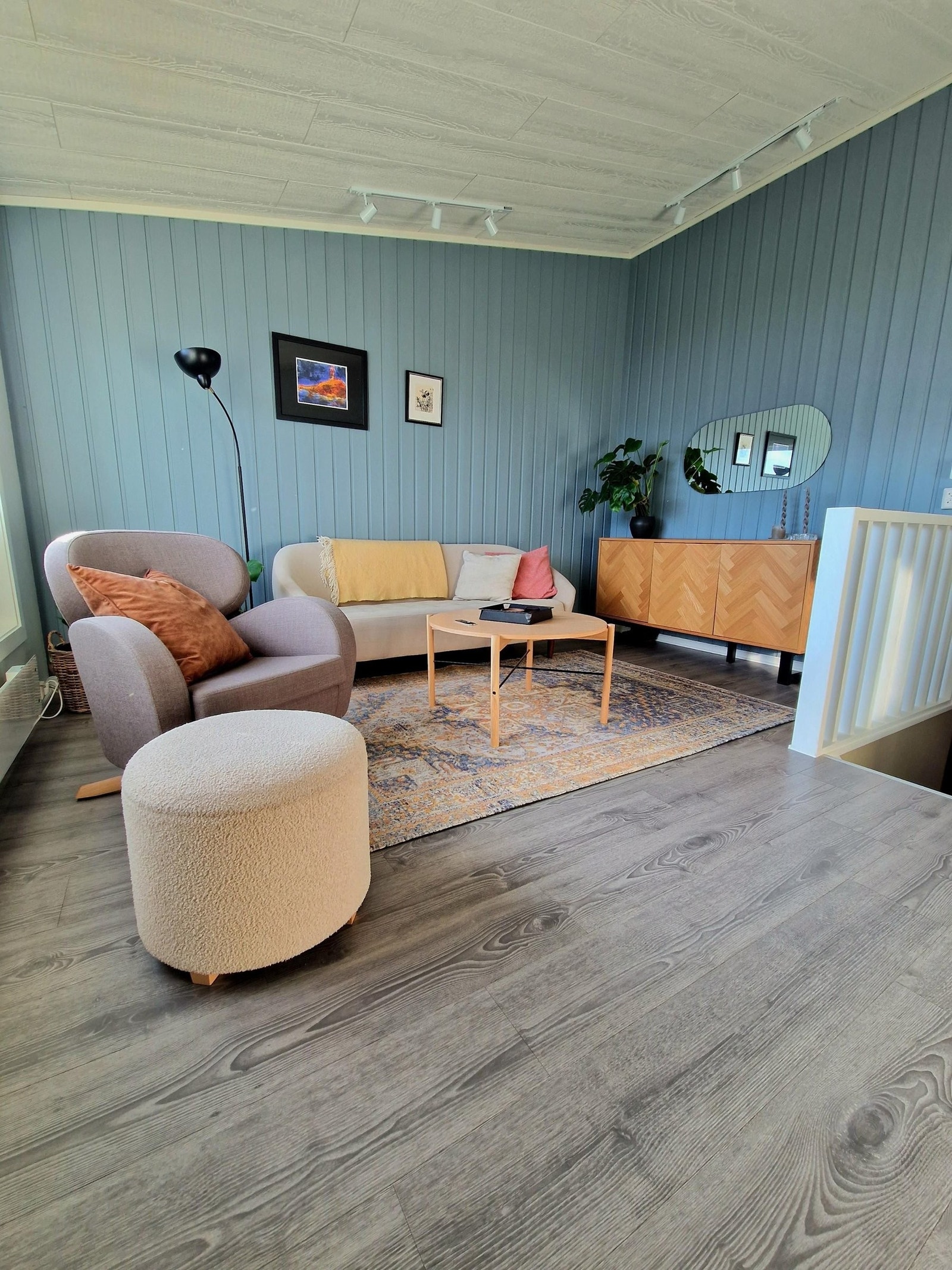 Romslig stue med mye naturlig lys Galleribilde