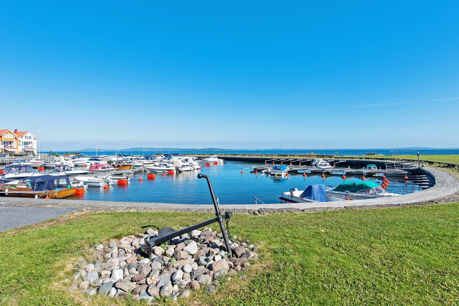 Småbåthavn 100 meter unna boligen. Galleribilde